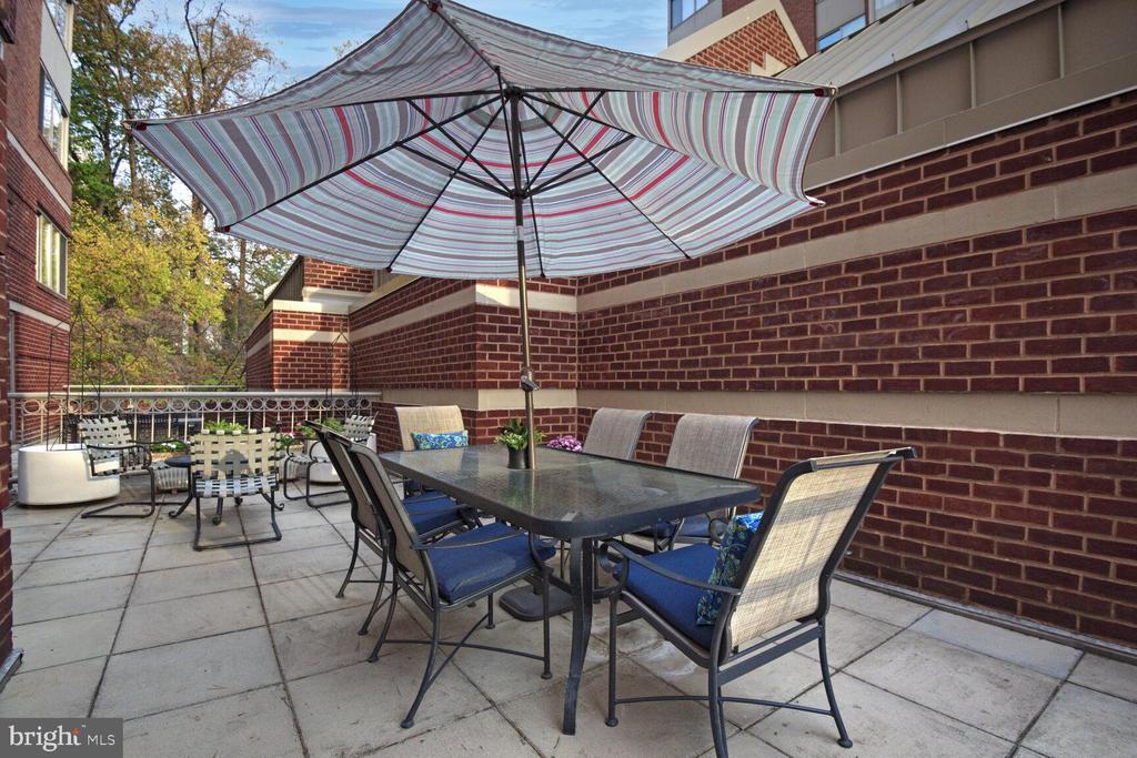 5802 NICHOLSON LANE 2-206