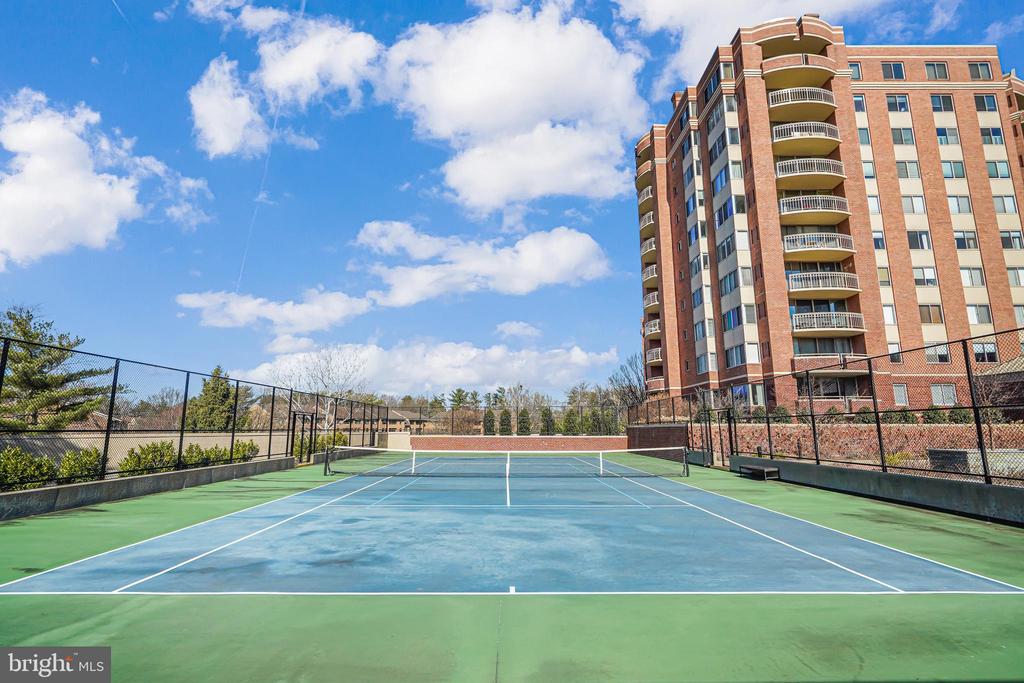 5802 NICHOLSON LANE 2-206
