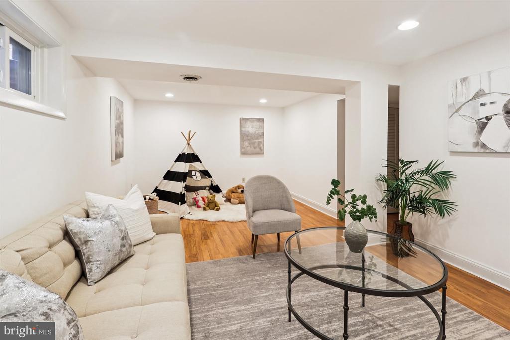 10105 MEREDITH AVENUE