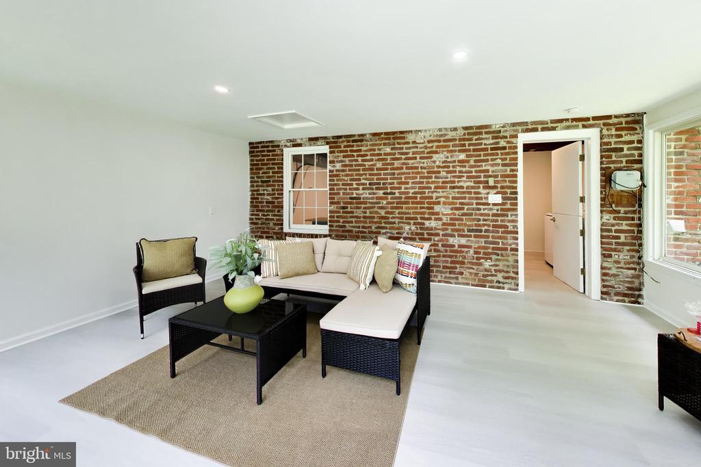4 ORCHARD WAY N