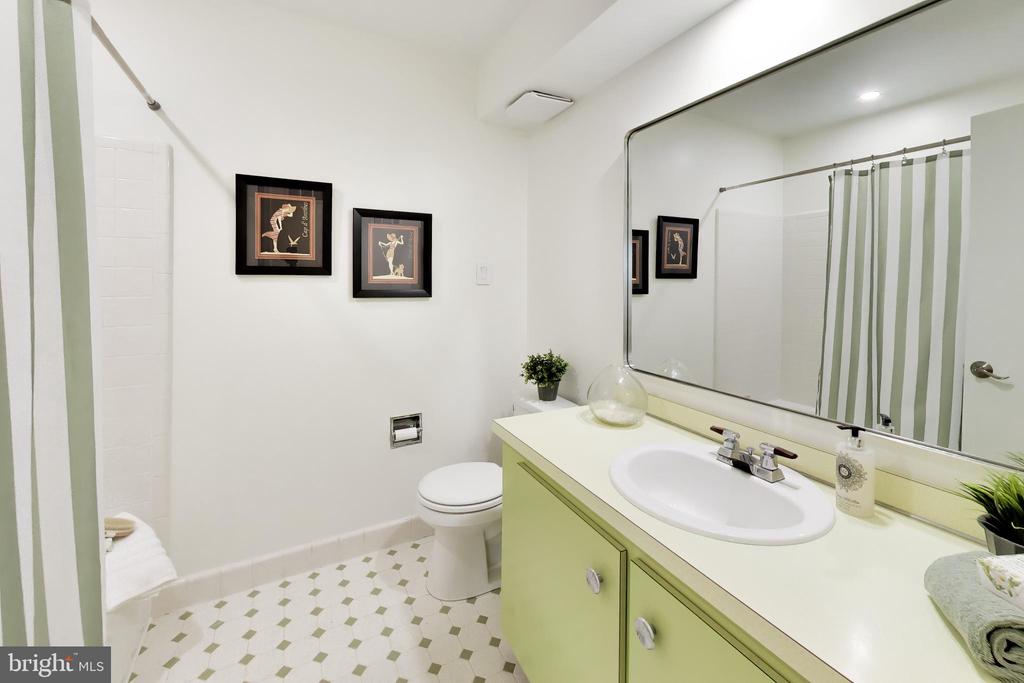 4 ORCHARD WAY N