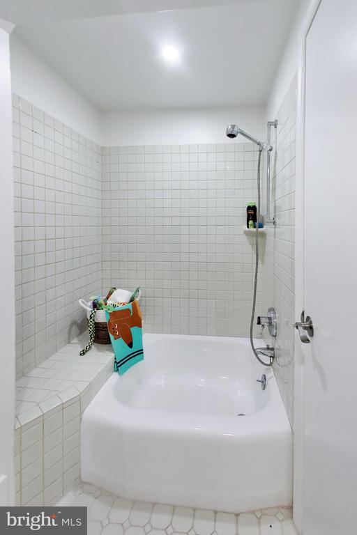 4 ORCHARD WAY N