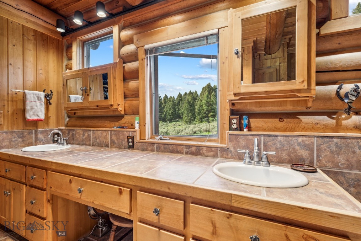 238 Great Gray Hollow