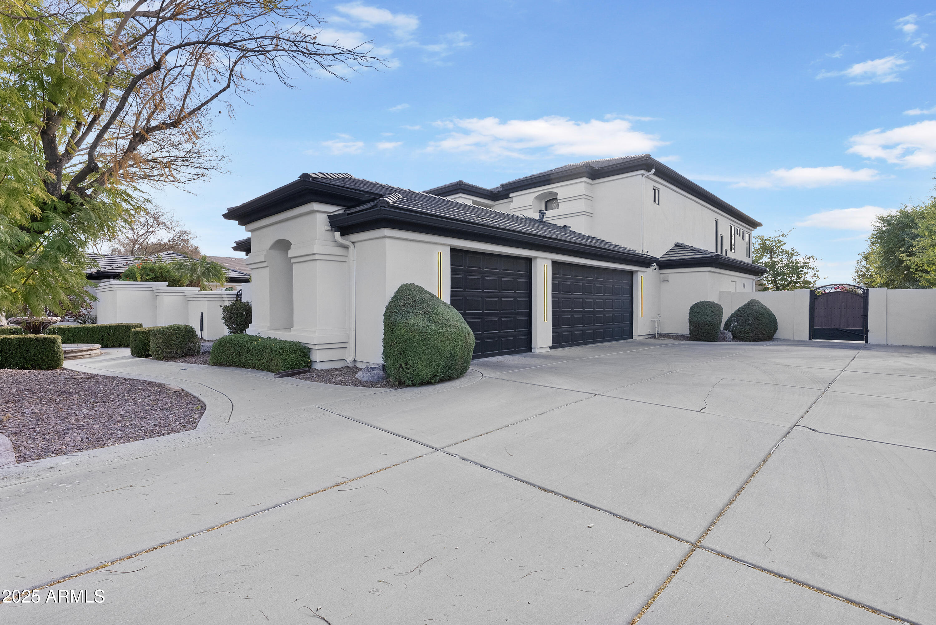2543 E LINDA Lane