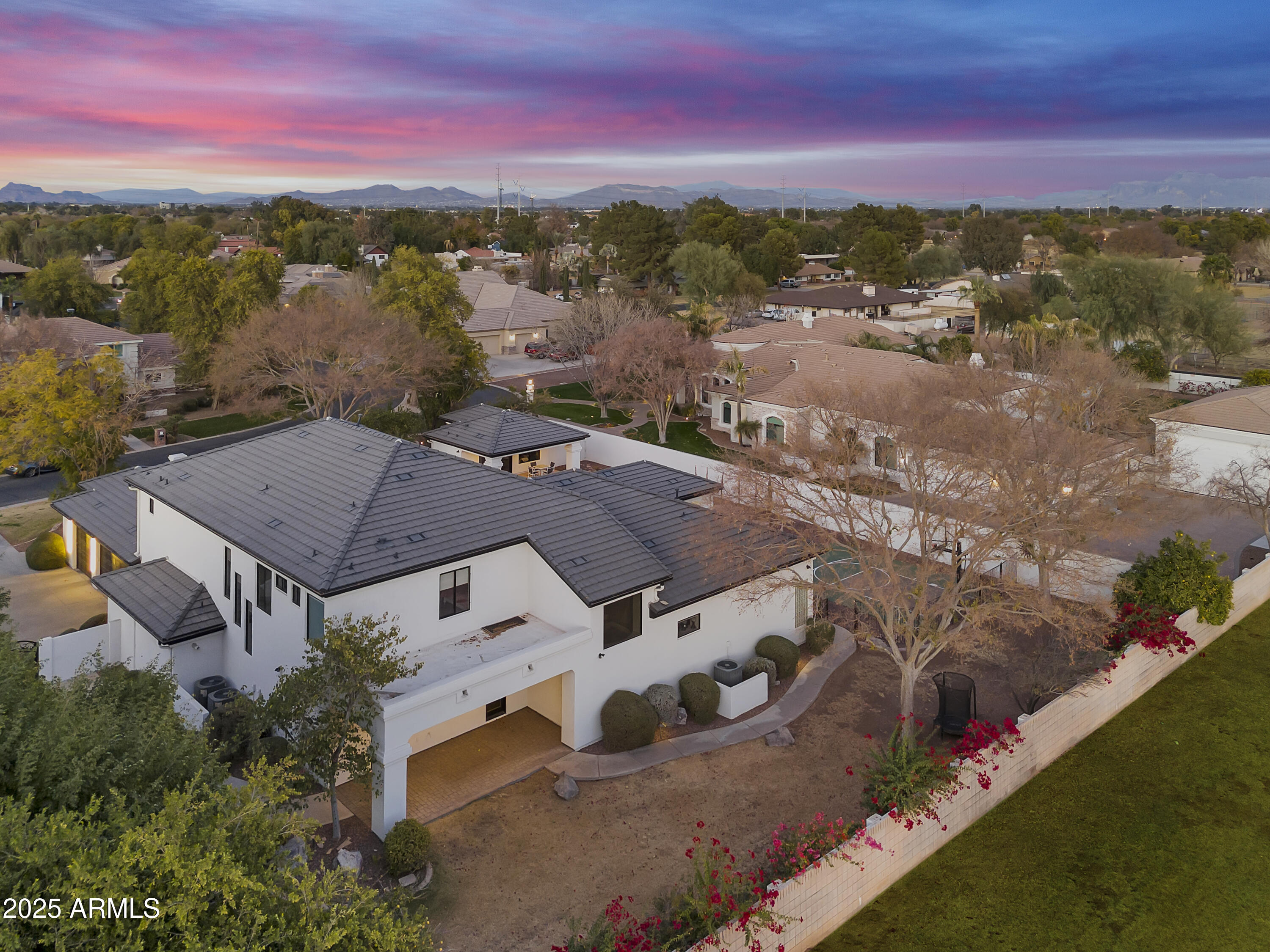 2543 E LINDA Lane