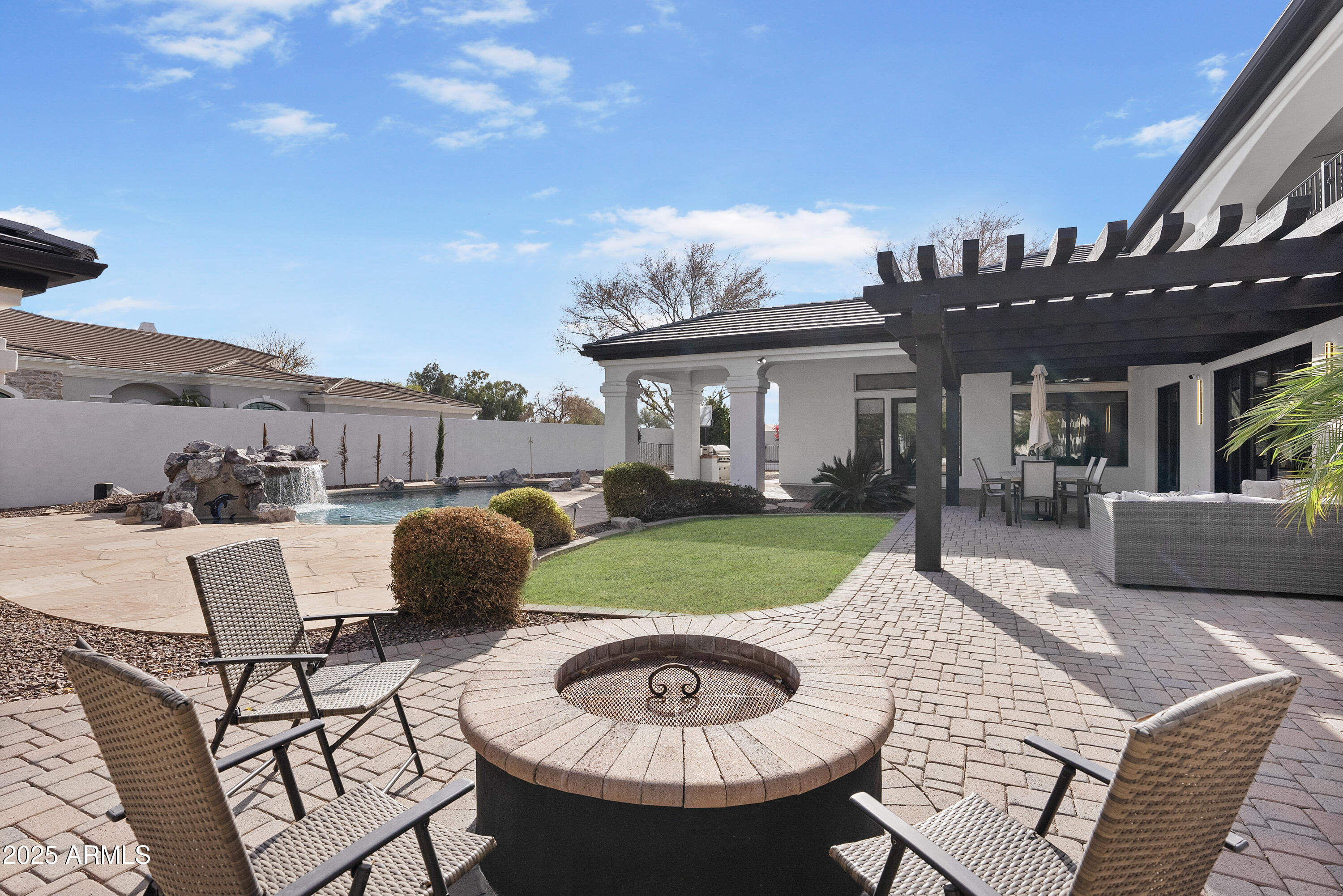 2543 E LINDA Lane
