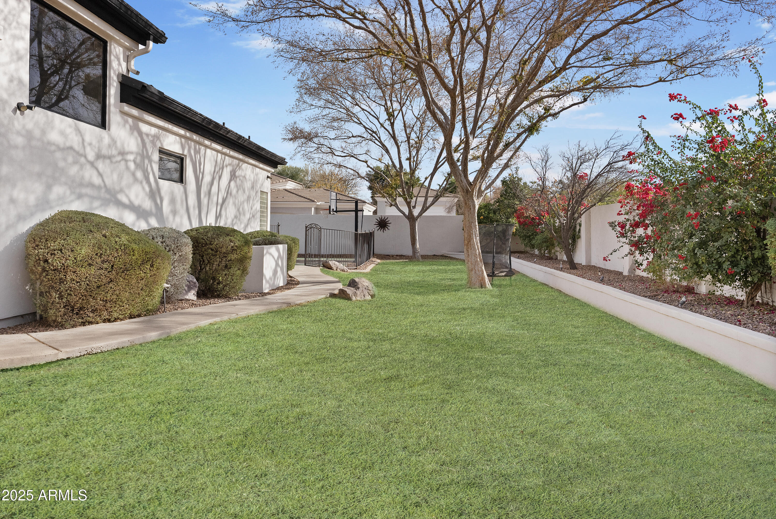 2543 E LINDA Lane