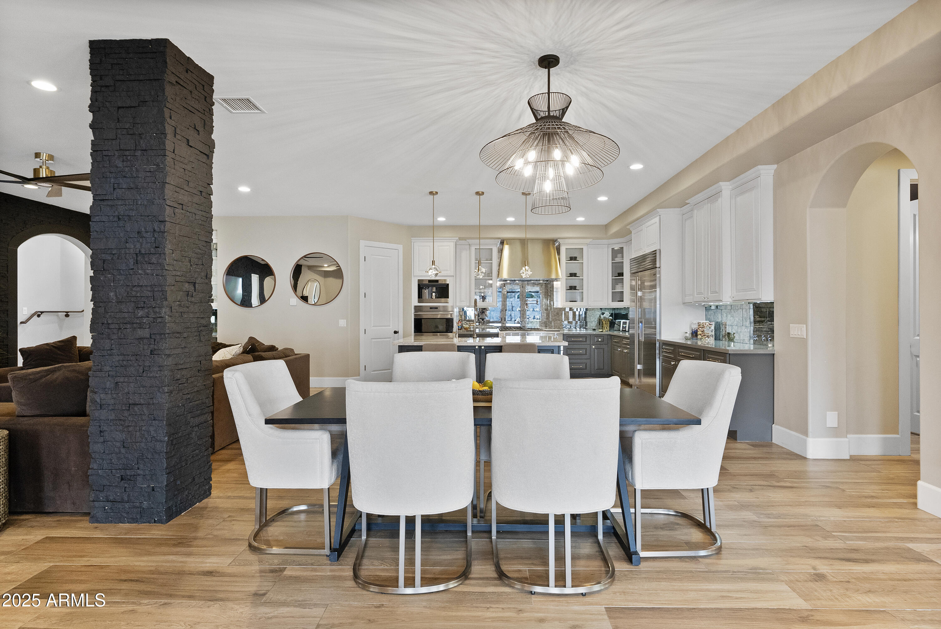 2543 E LINDA Lane