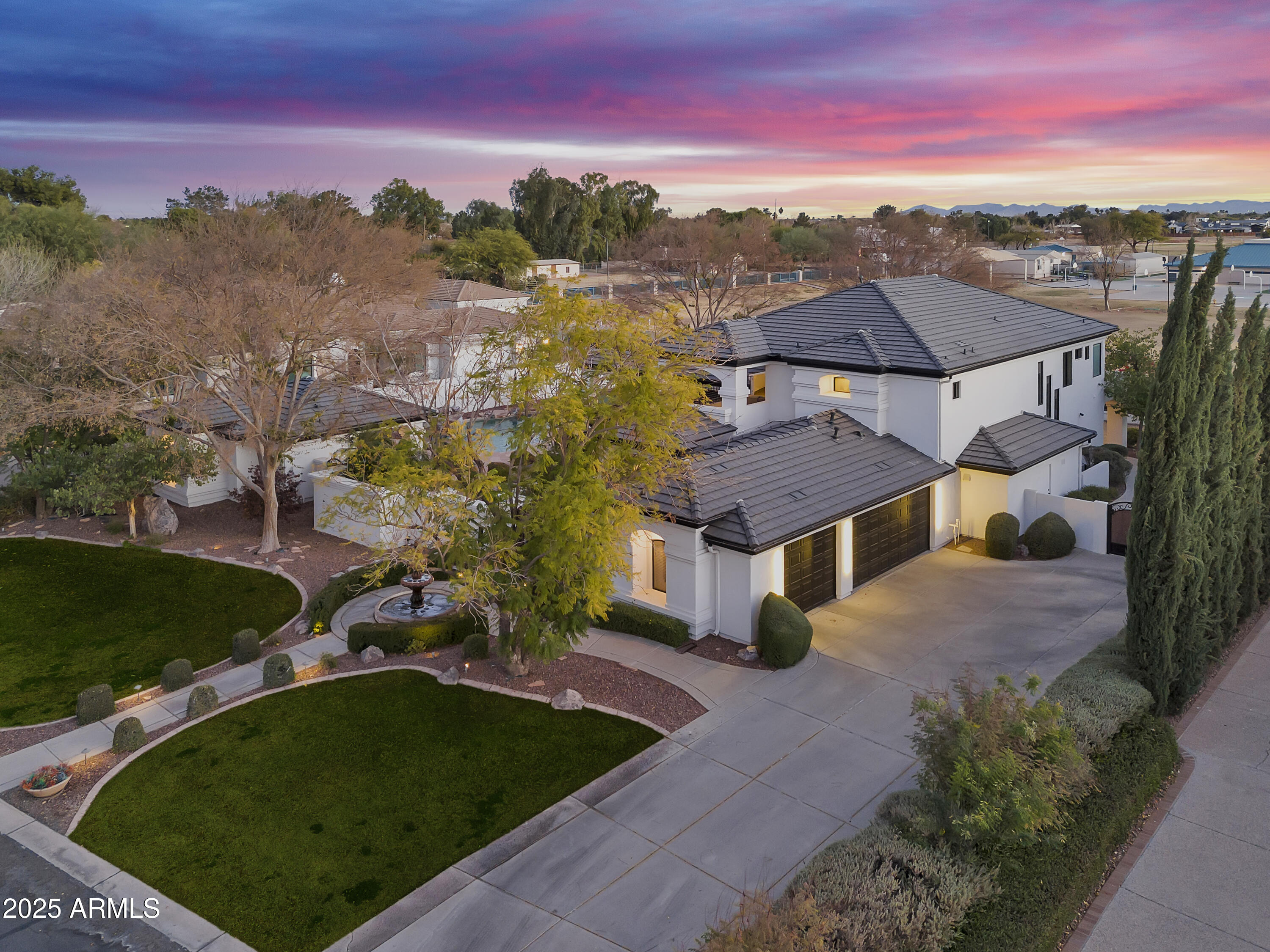 2543 E LINDA Lane