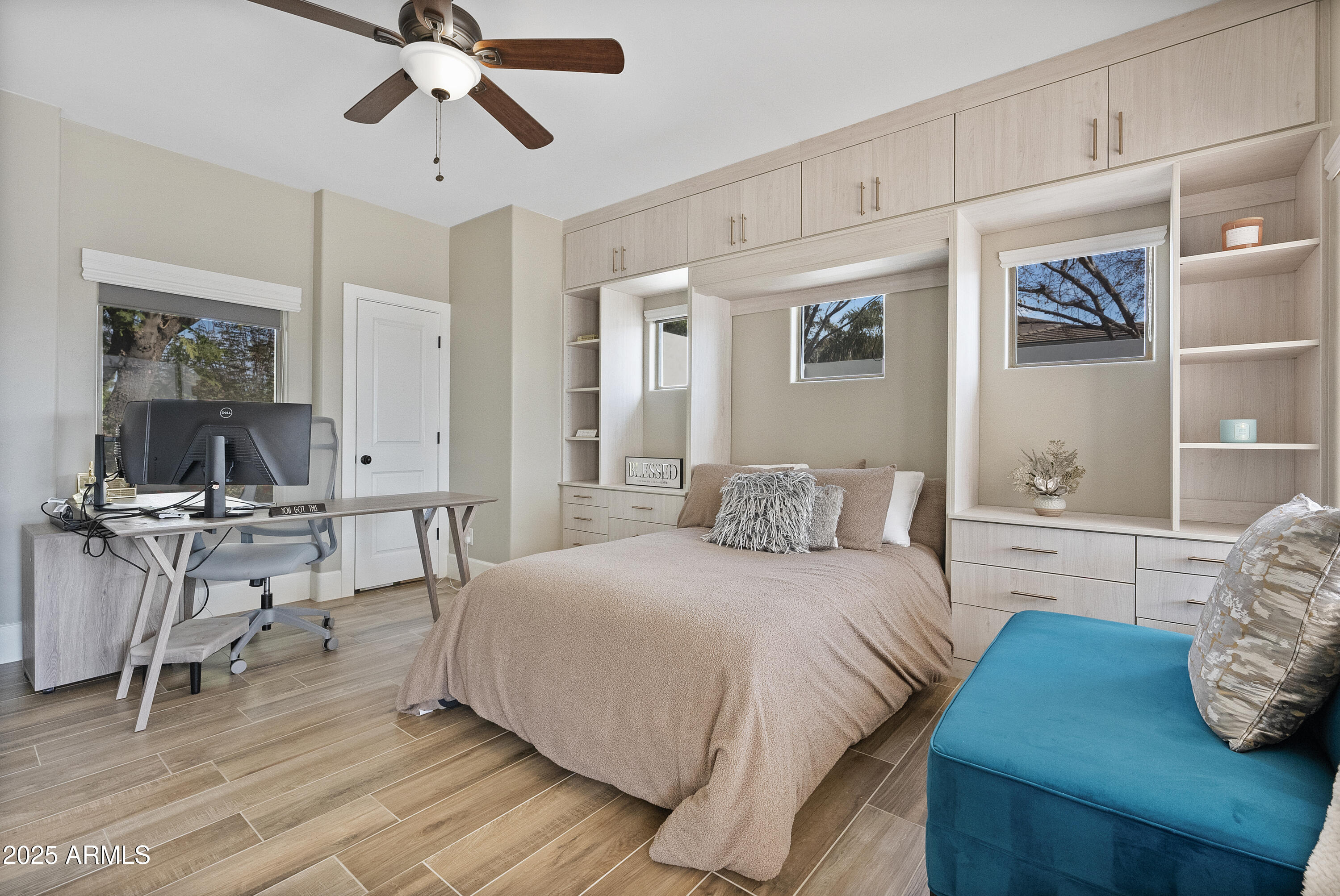 2543 E LINDA Lane
