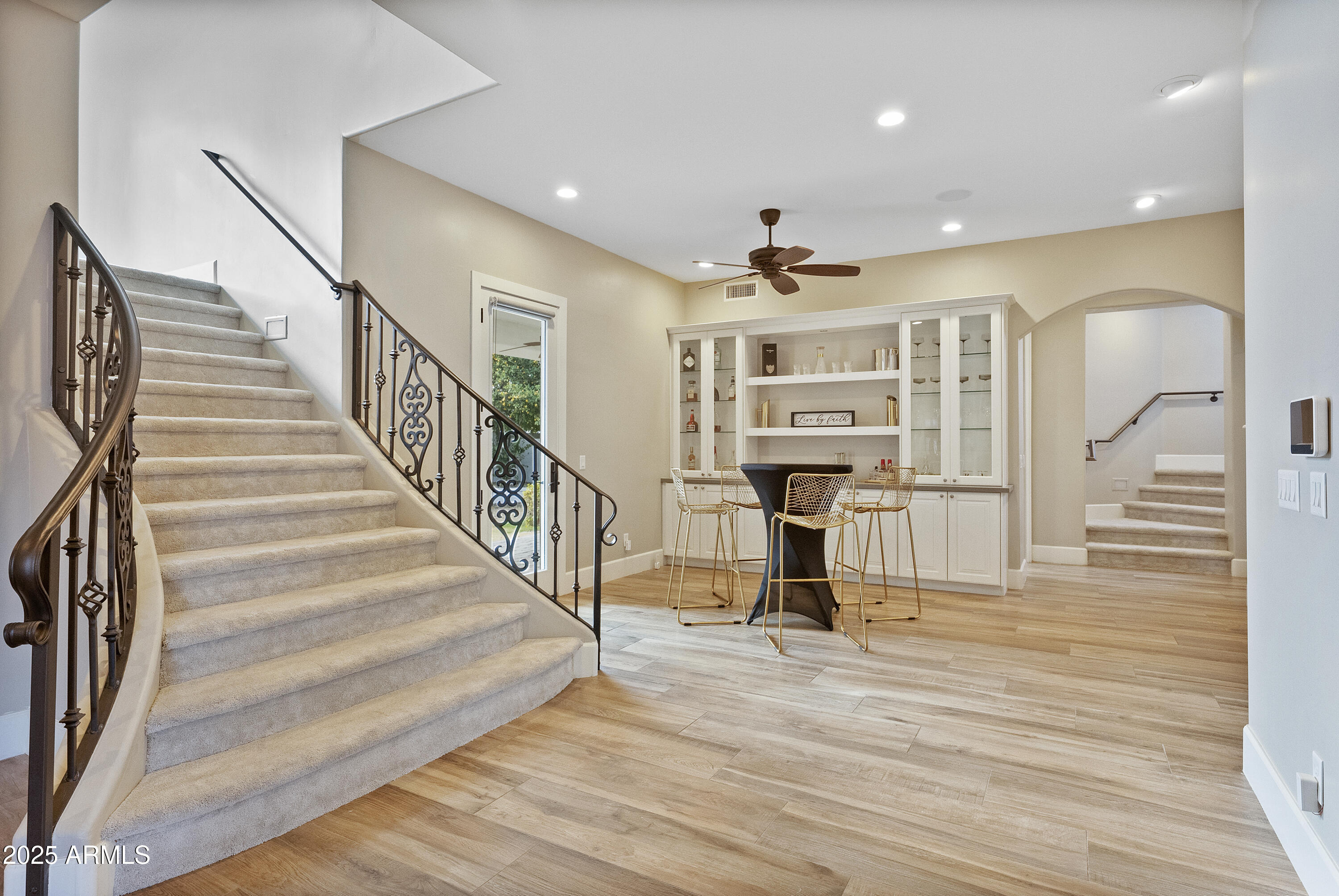 2543 E LINDA Lane