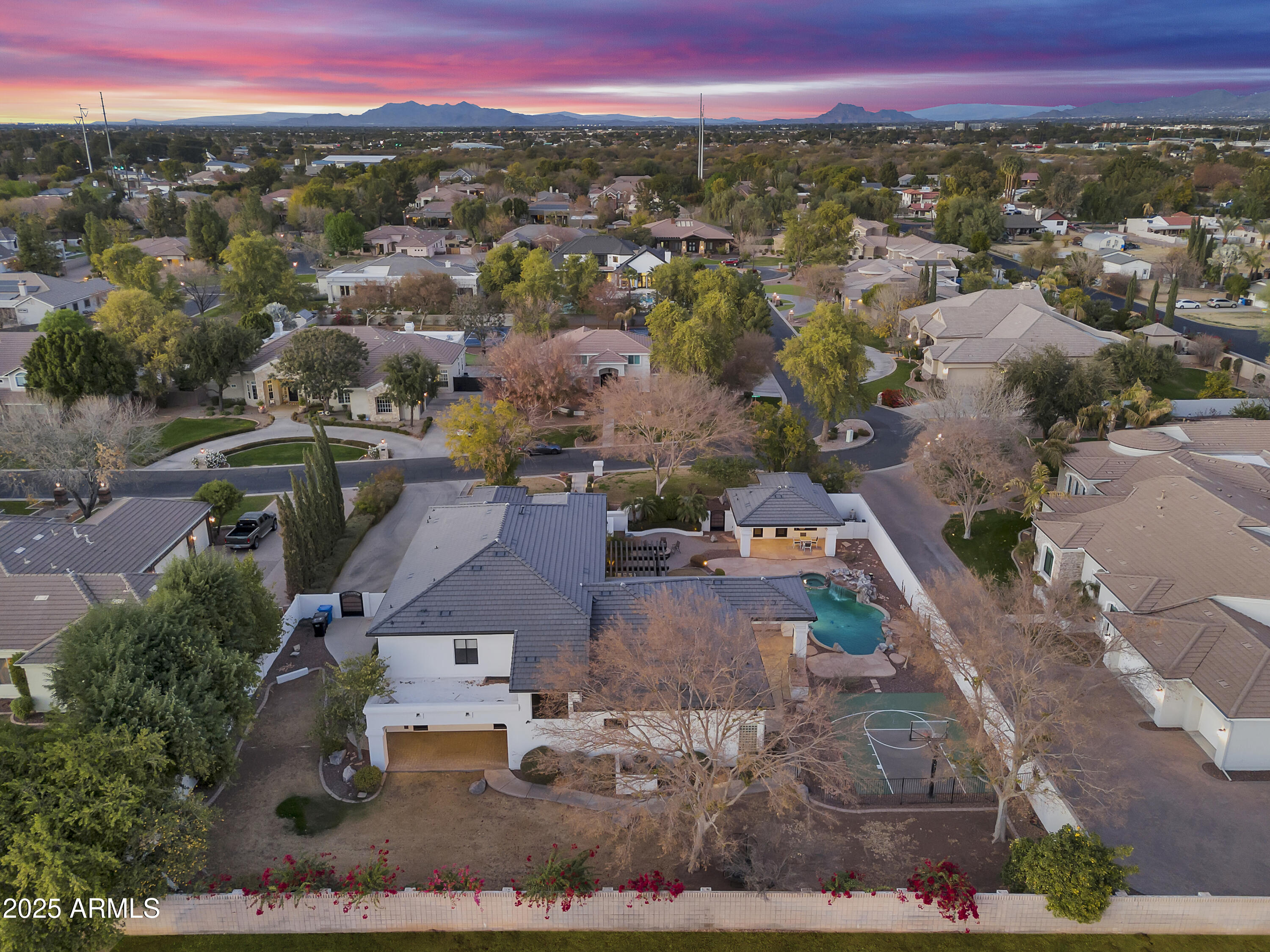 2543 E LINDA Lane
