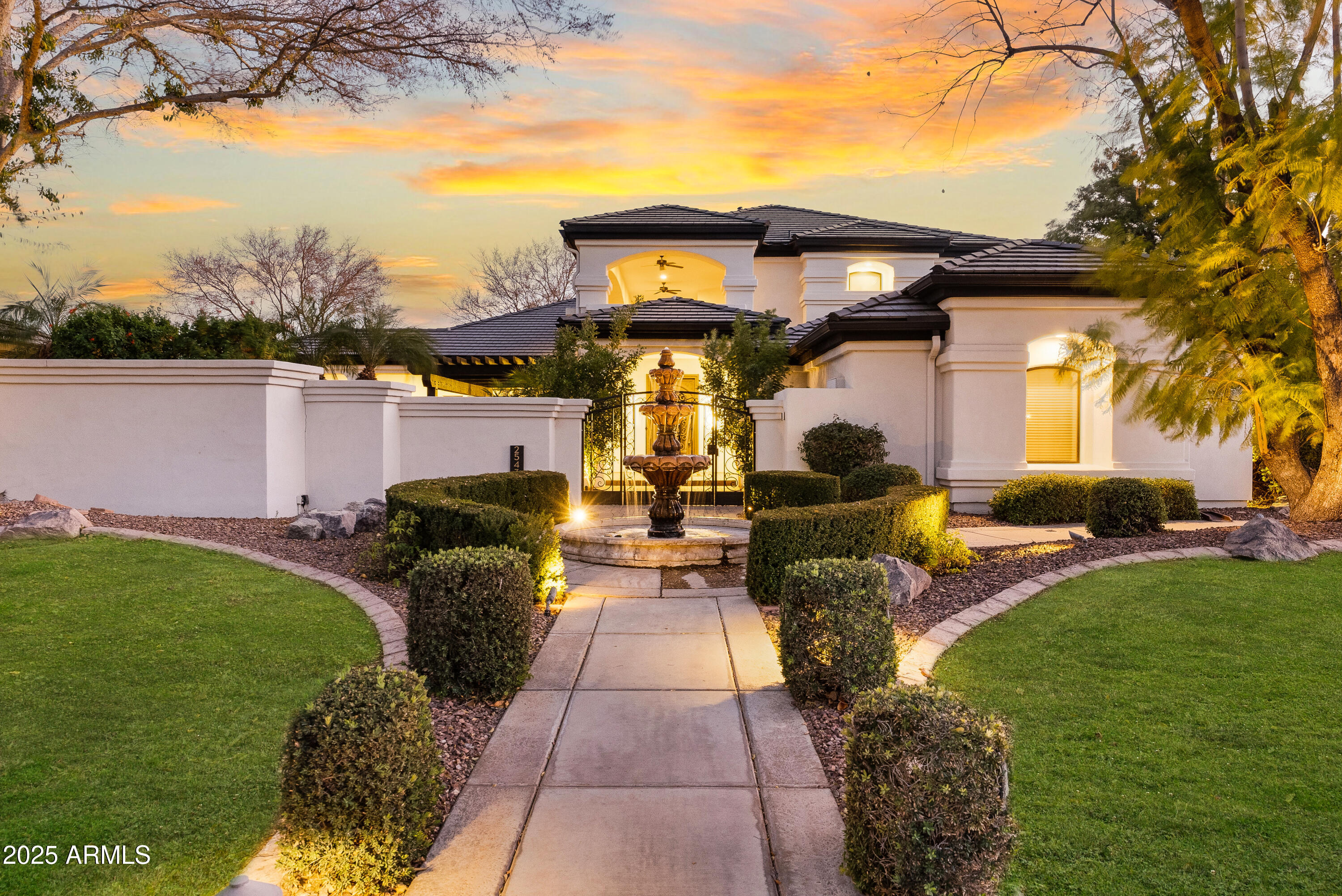 2543 E LINDA Lane