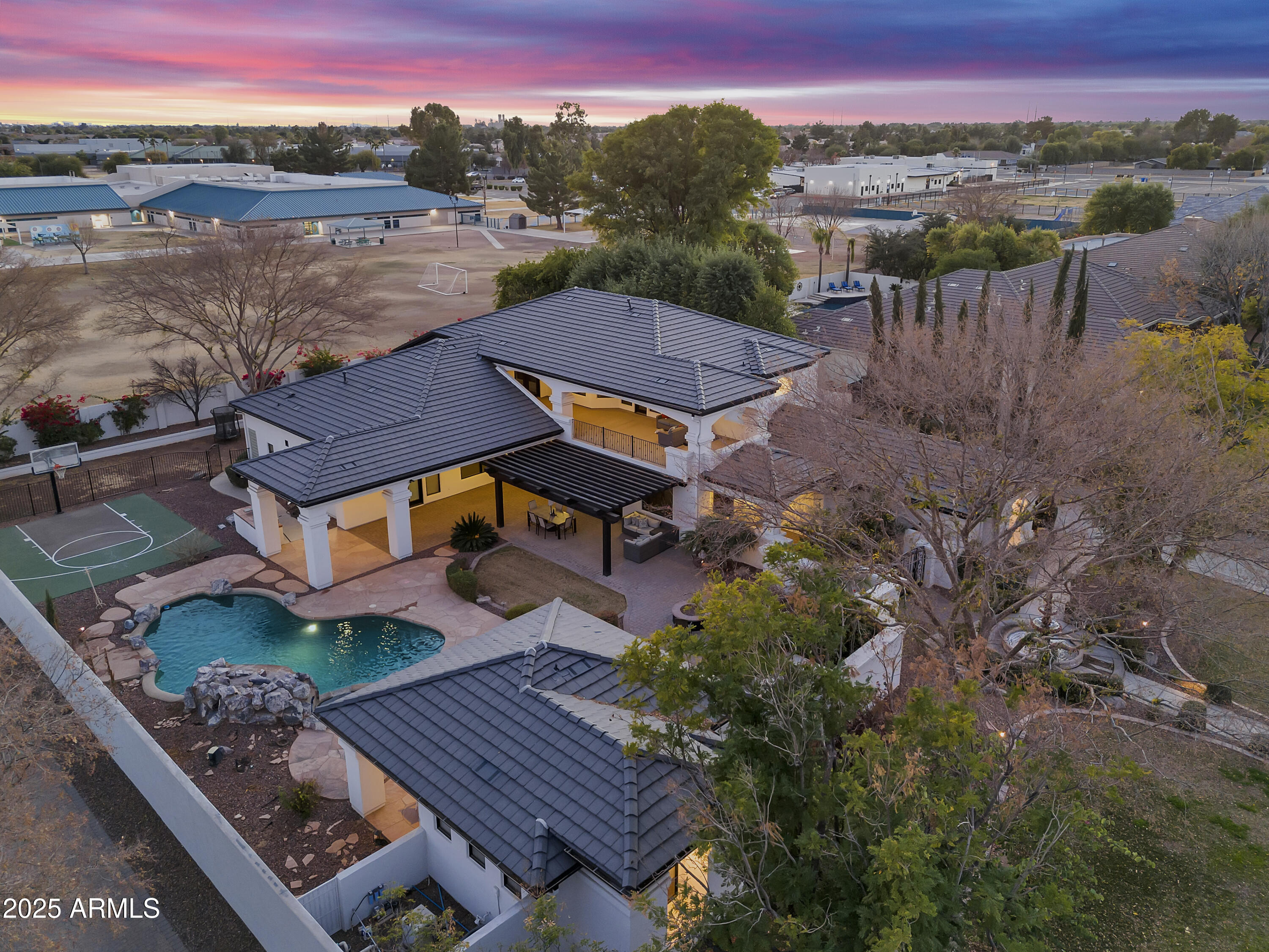2543 E LINDA Lane