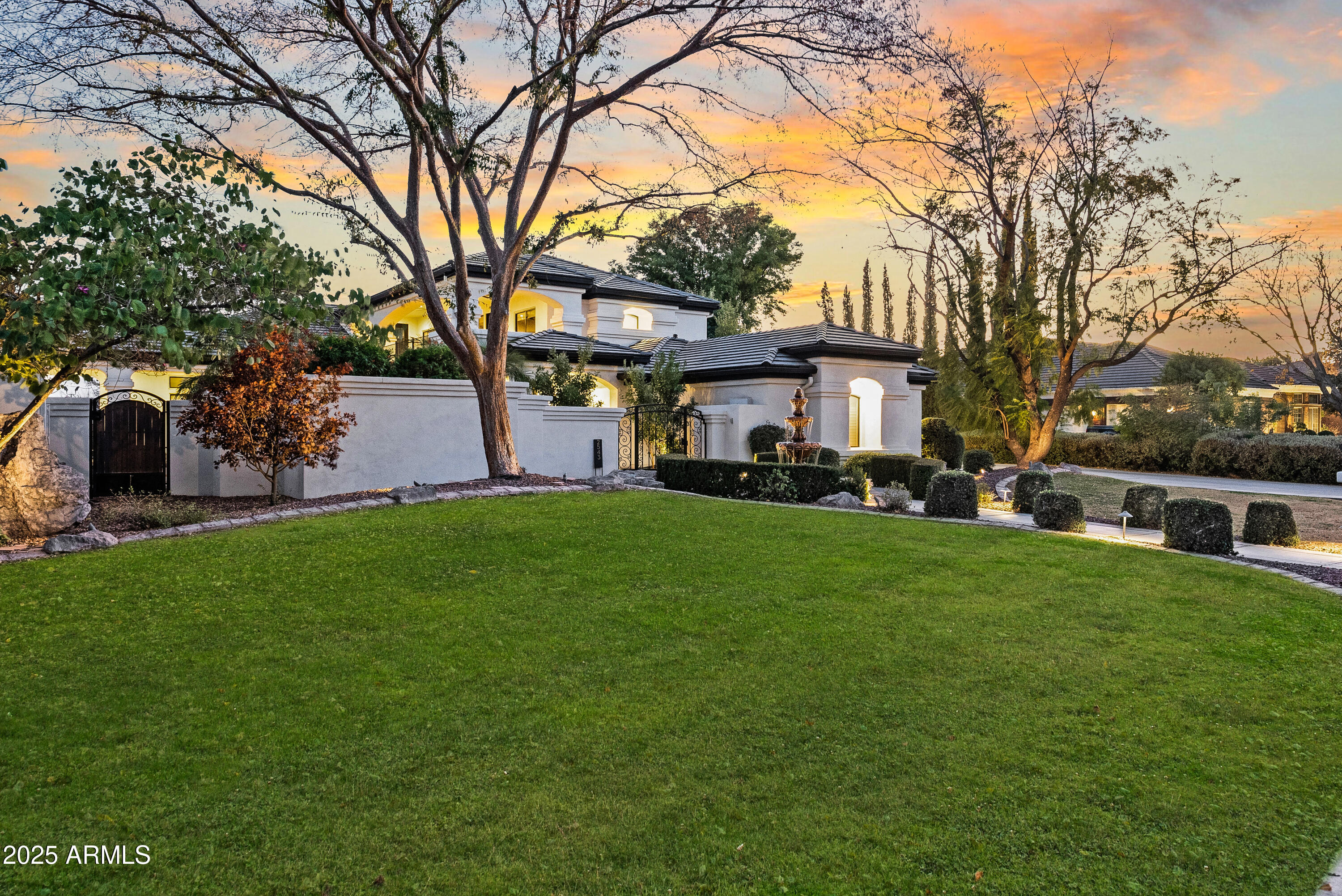 2543 E LINDA Lane