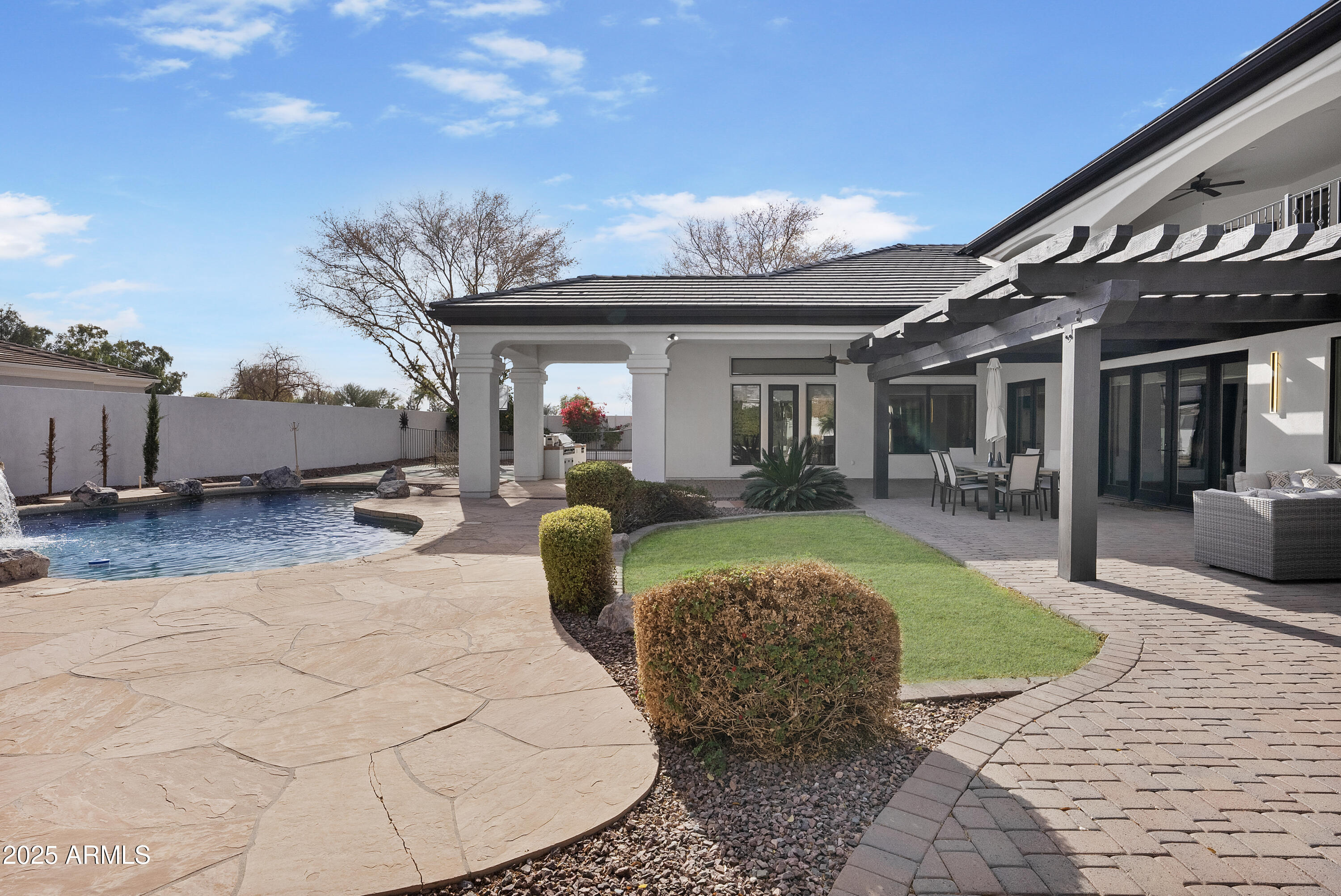 2543 E LINDA Lane
