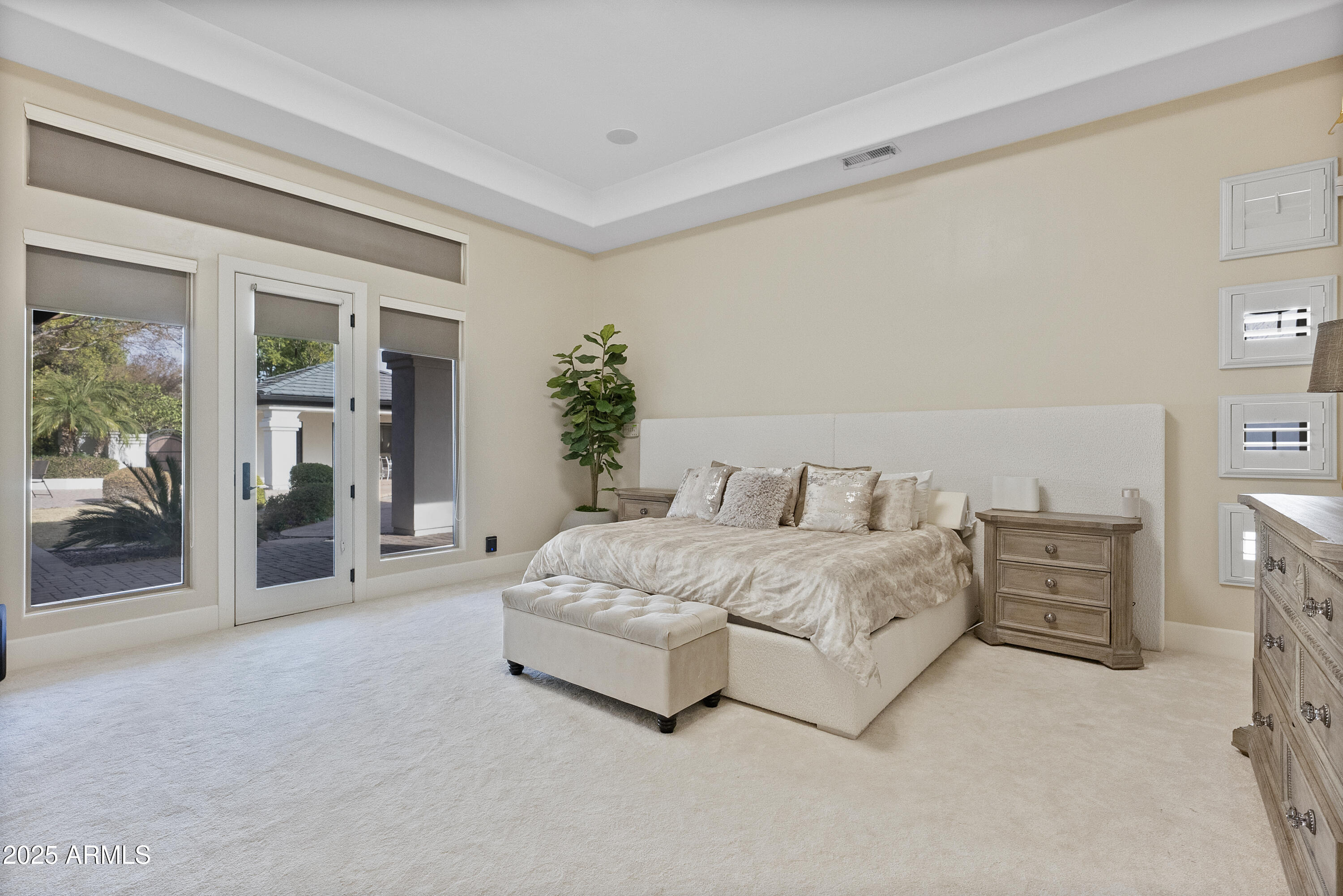 2543 E LINDA Lane