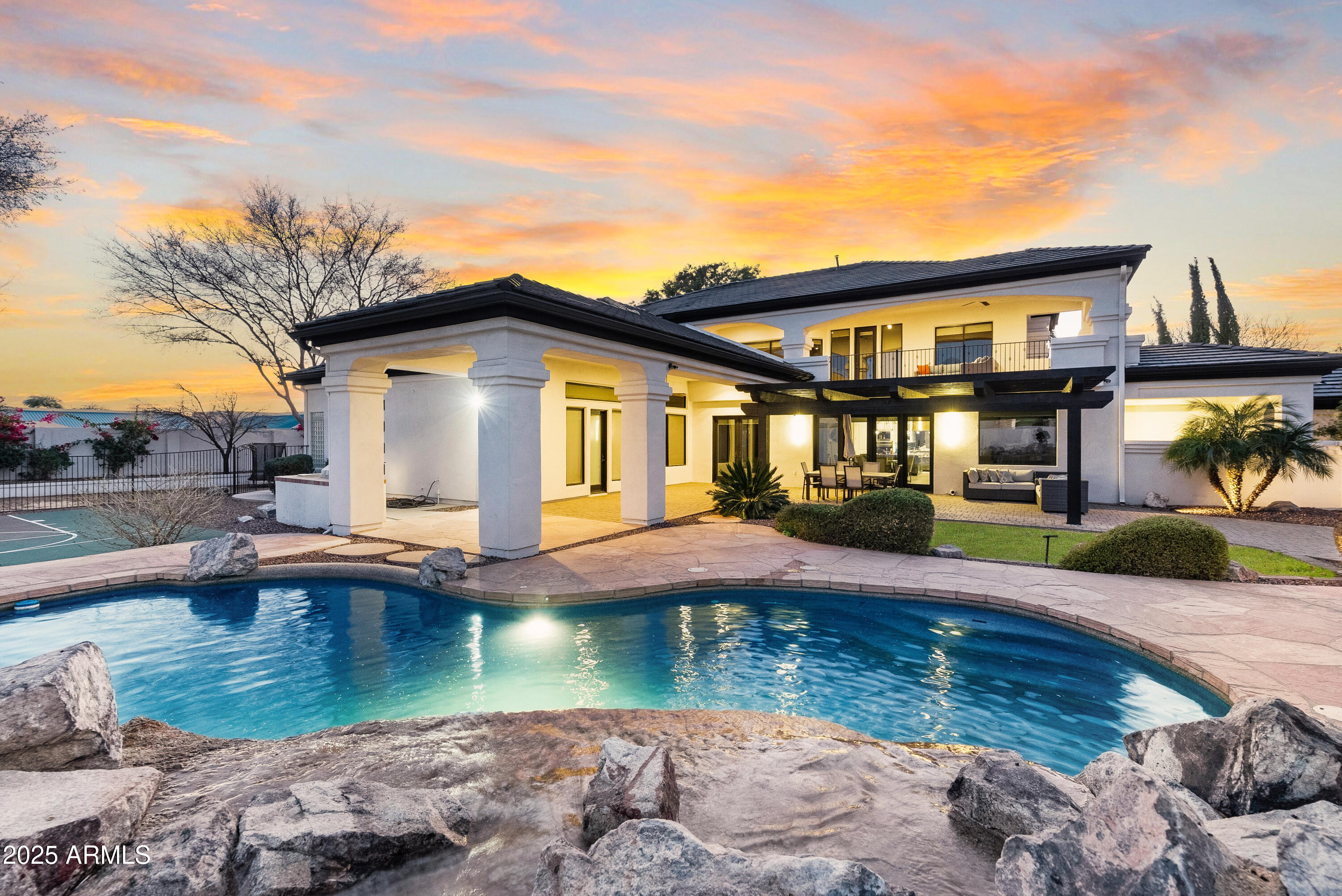 2543 E LINDA Lane