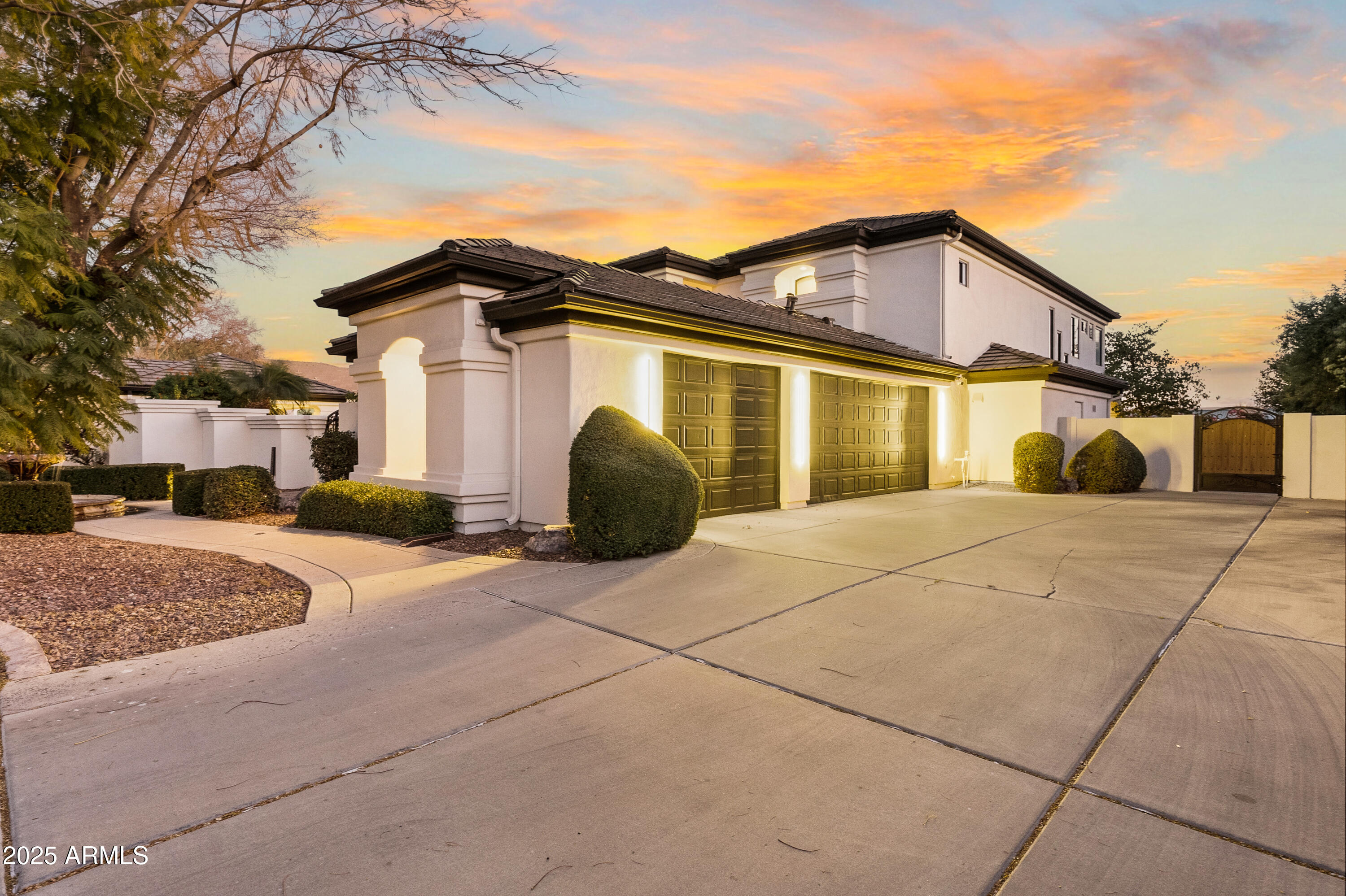 2543 E LINDA Lane