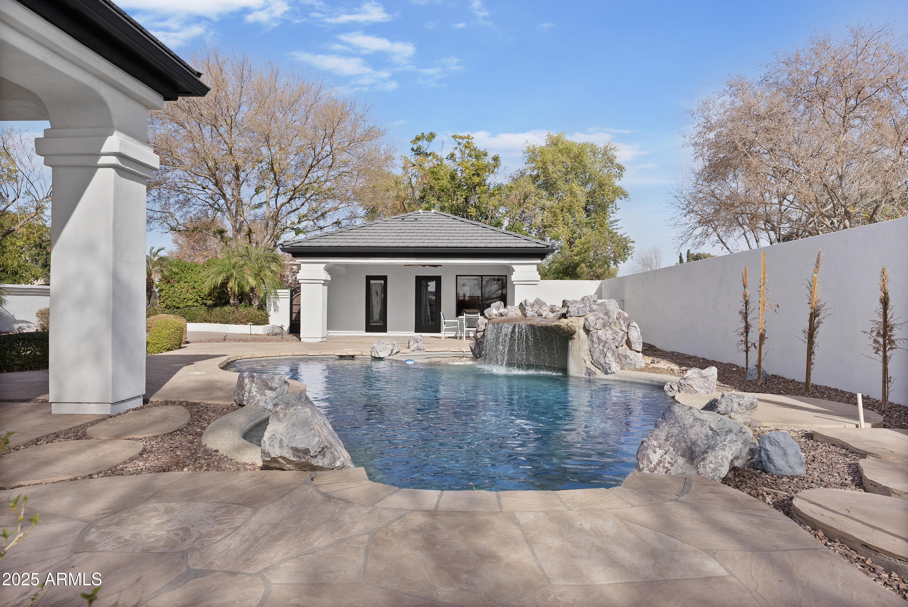 2543 E LINDA Lane