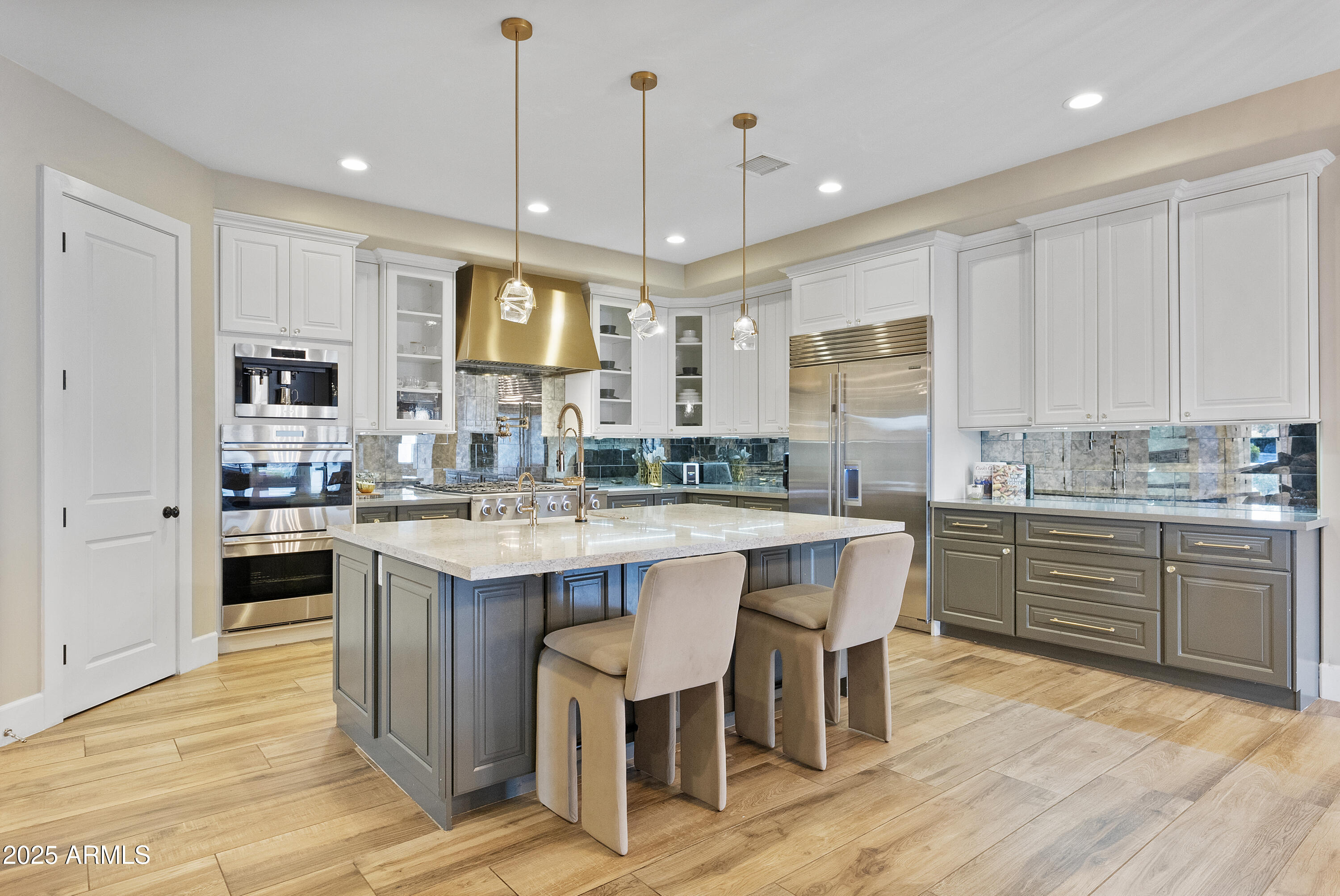 2543 E LINDA Lane