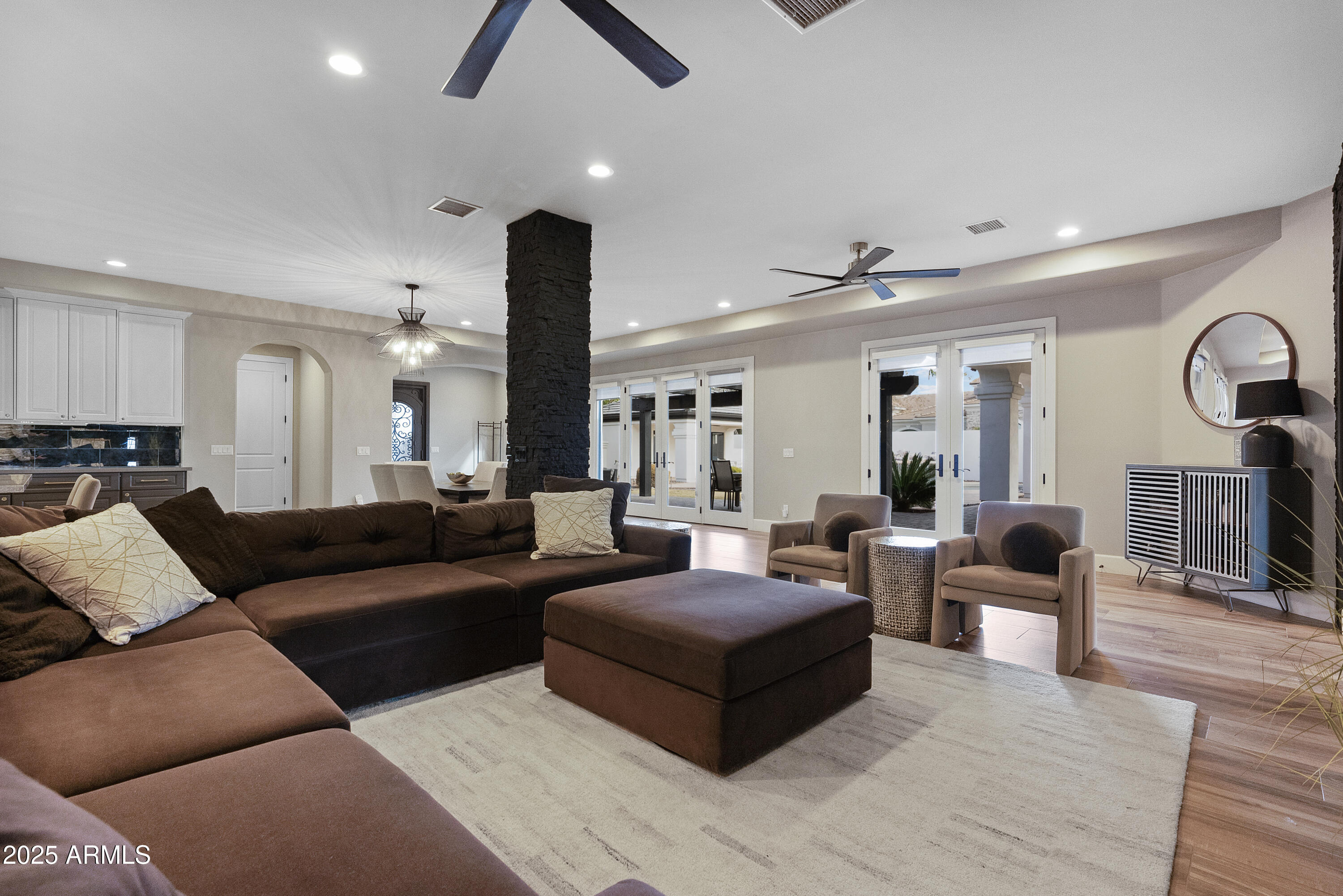 2543 E LINDA Lane