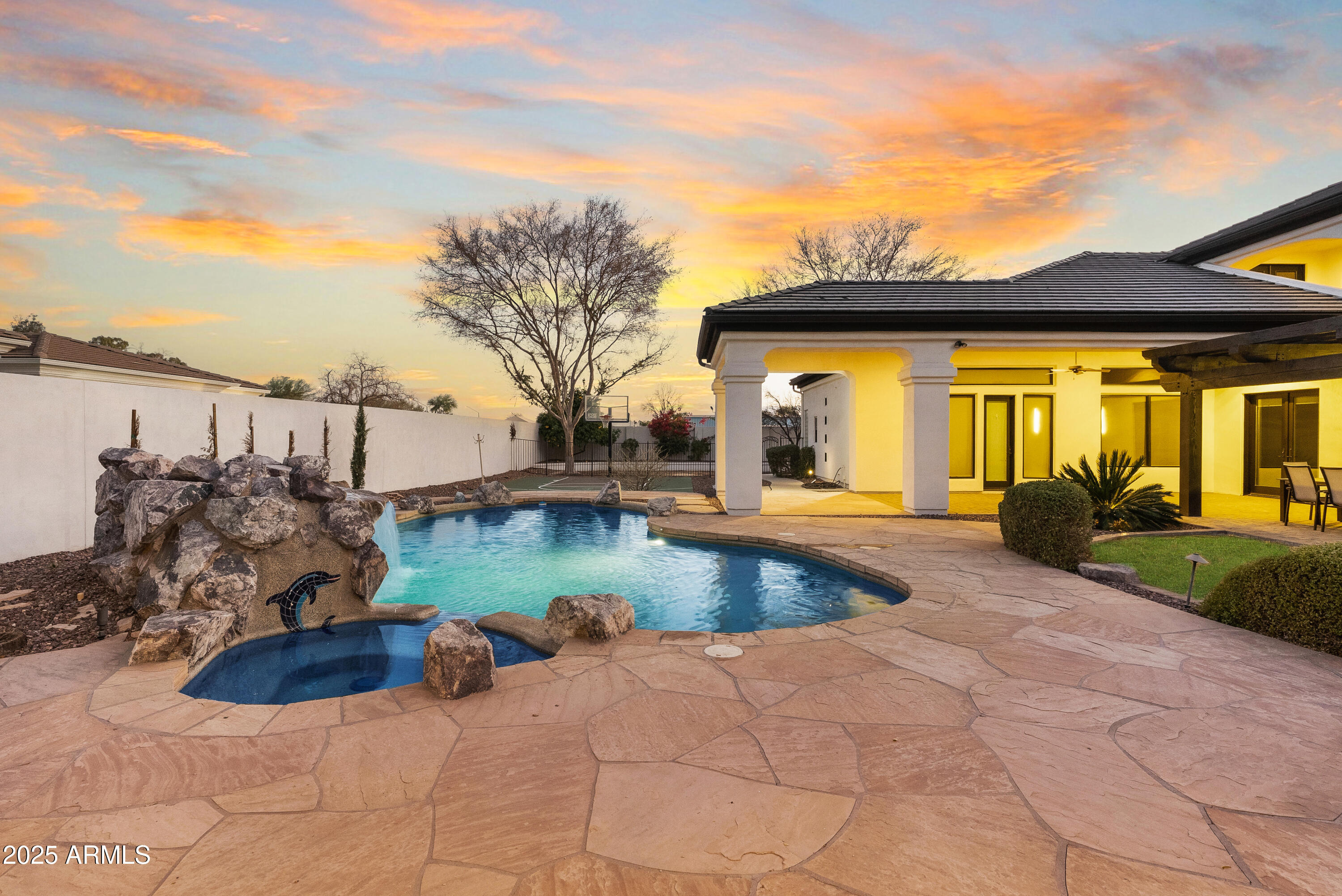 2543 E LINDA Lane
