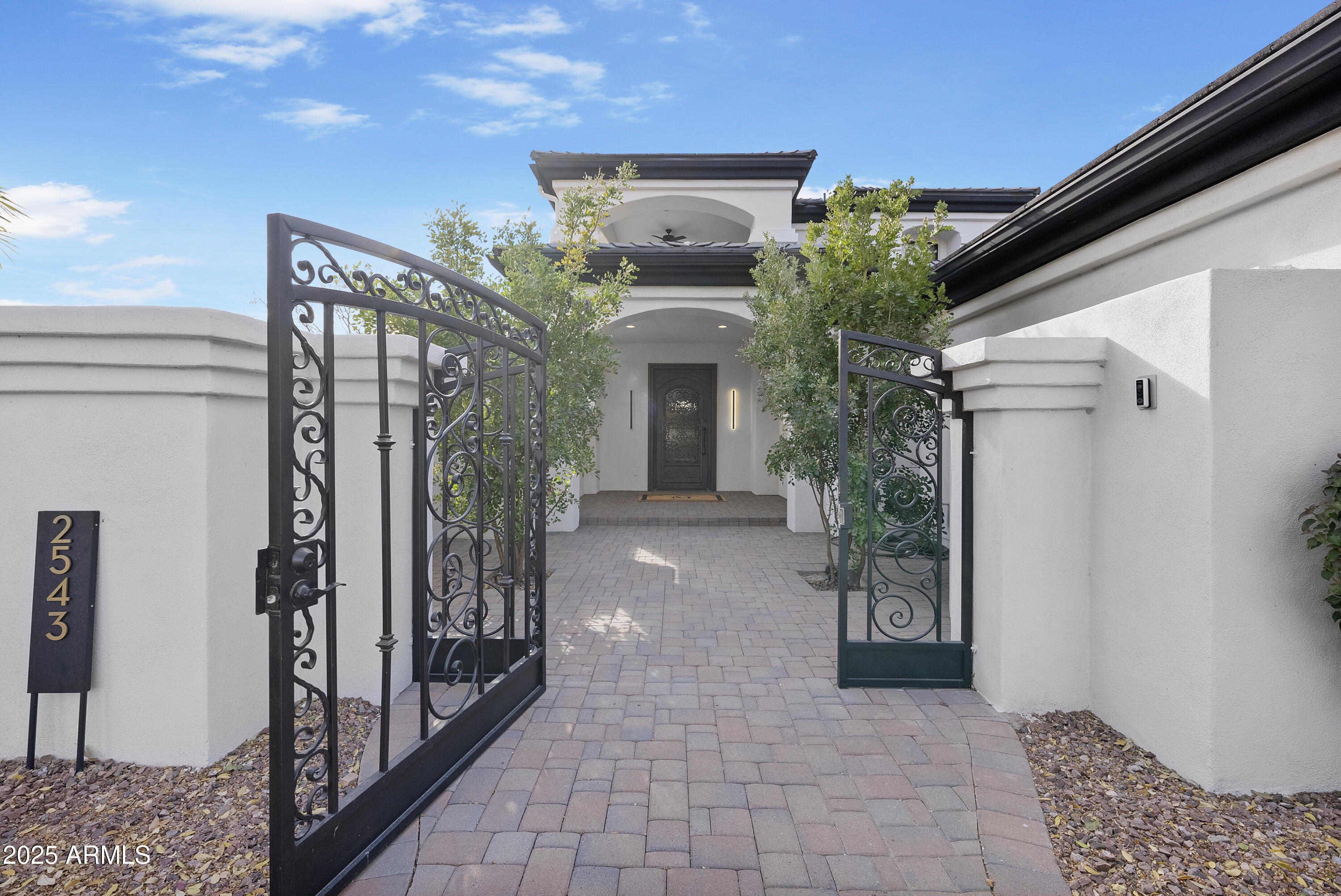 2543 E LINDA Lane