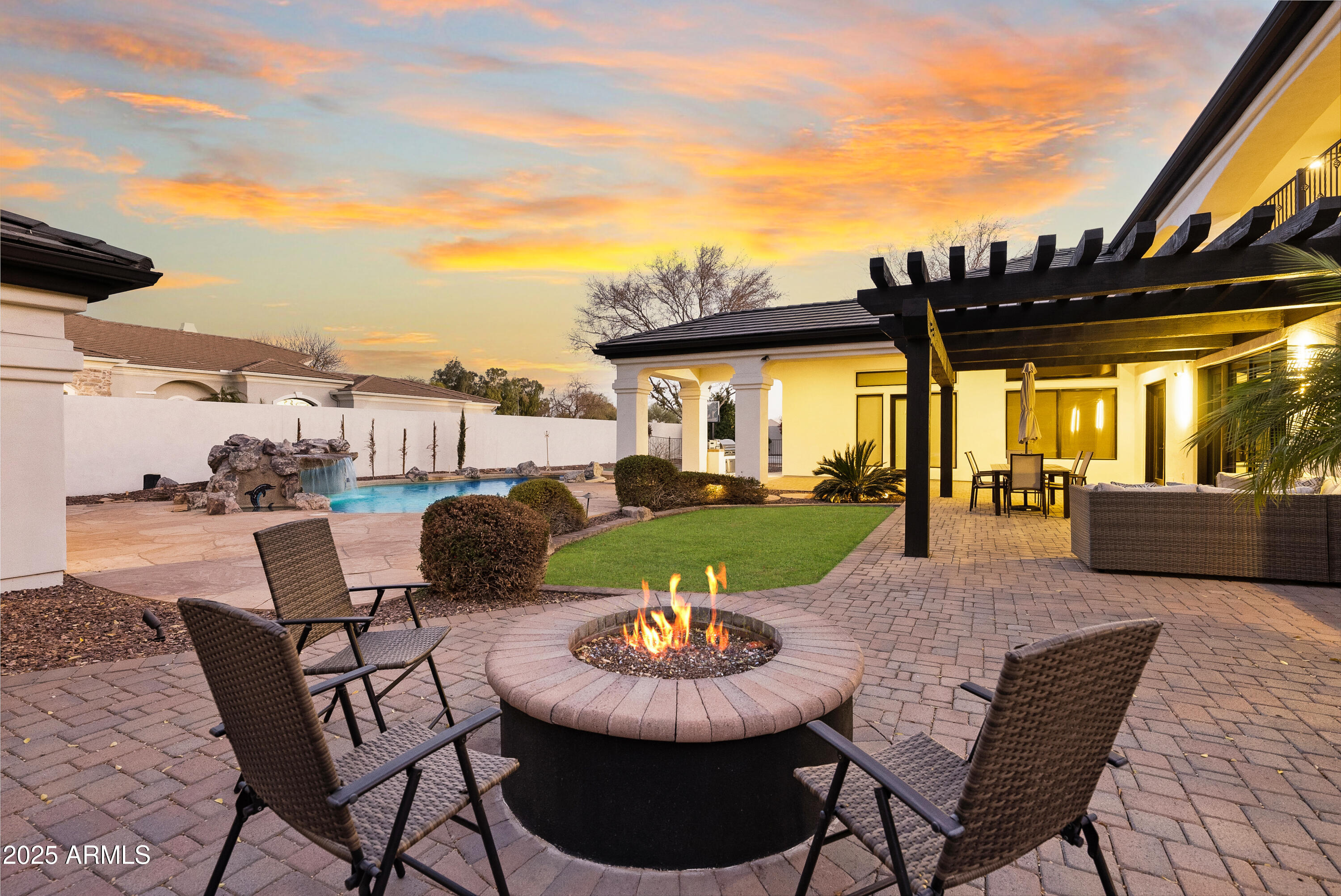 2543 E LINDA Lane