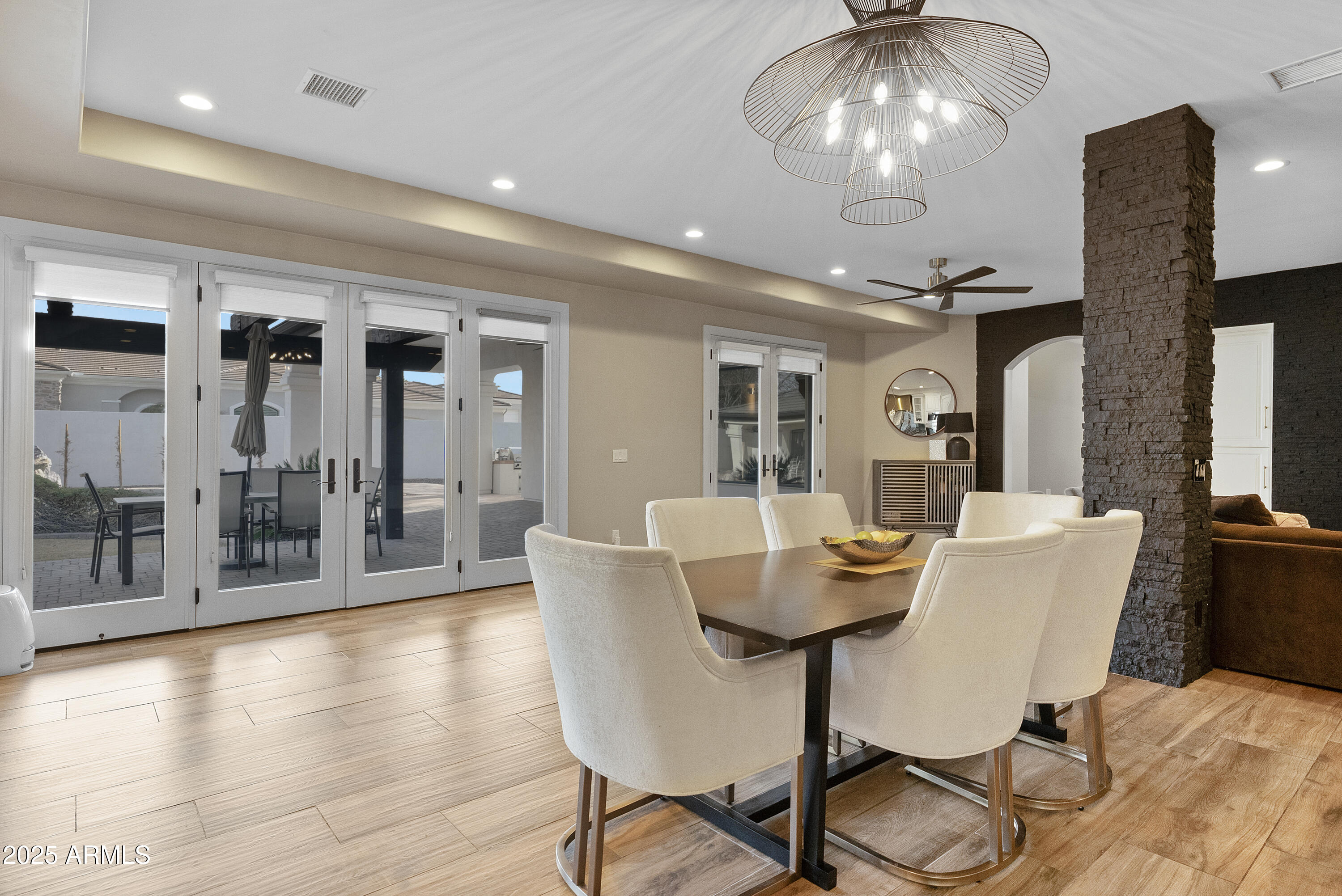 2543 E LINDA Lane