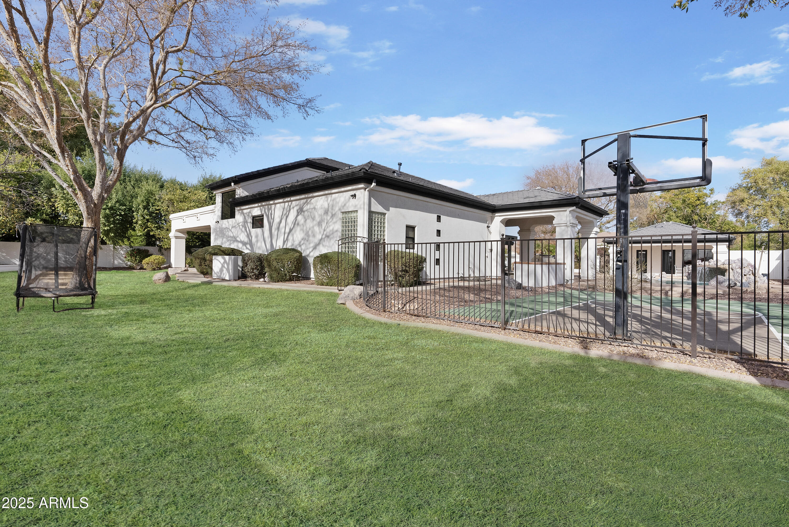 2543 E LINDA Lane