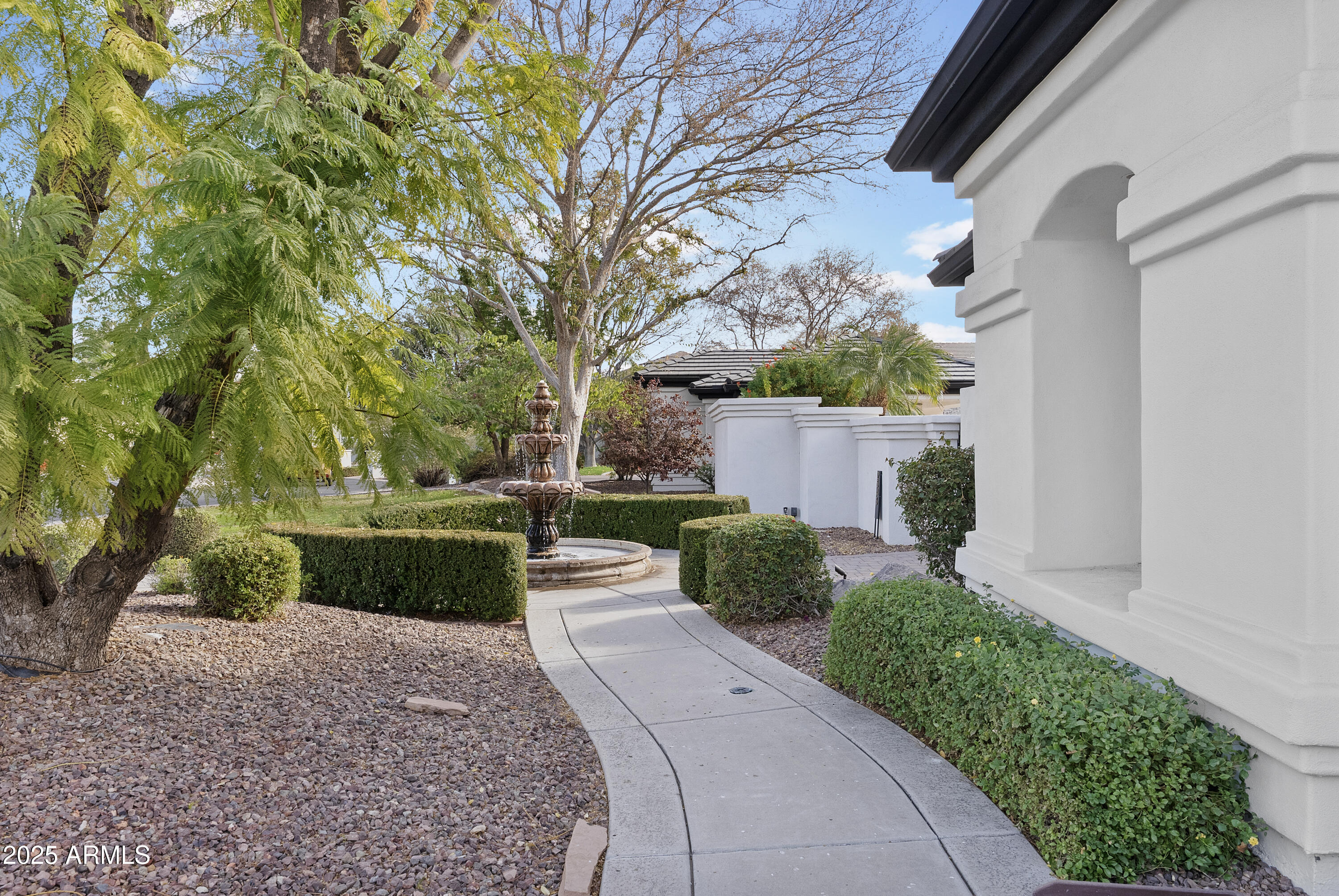 2543 E LINDA Lane