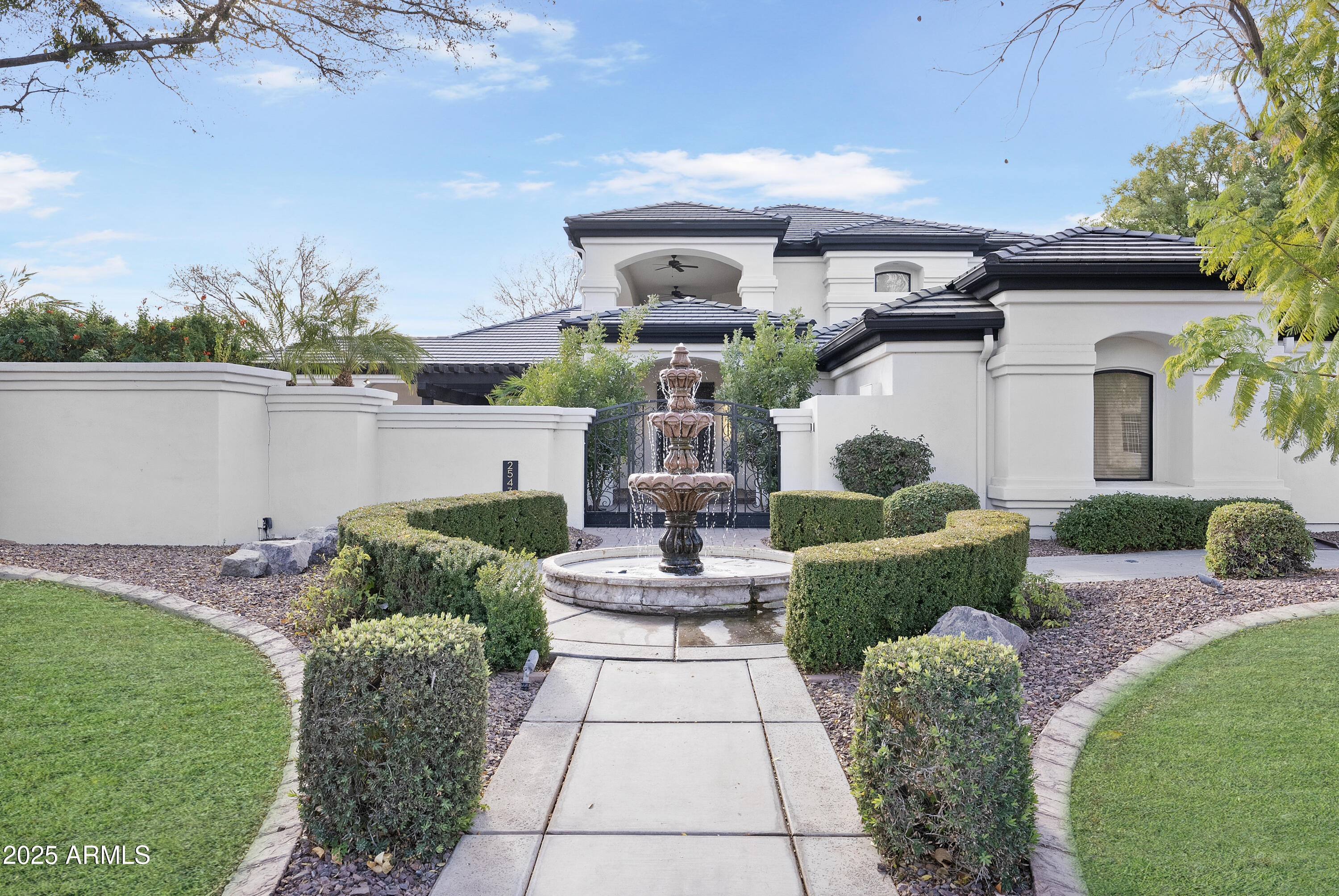 2543 E LINDA Lane