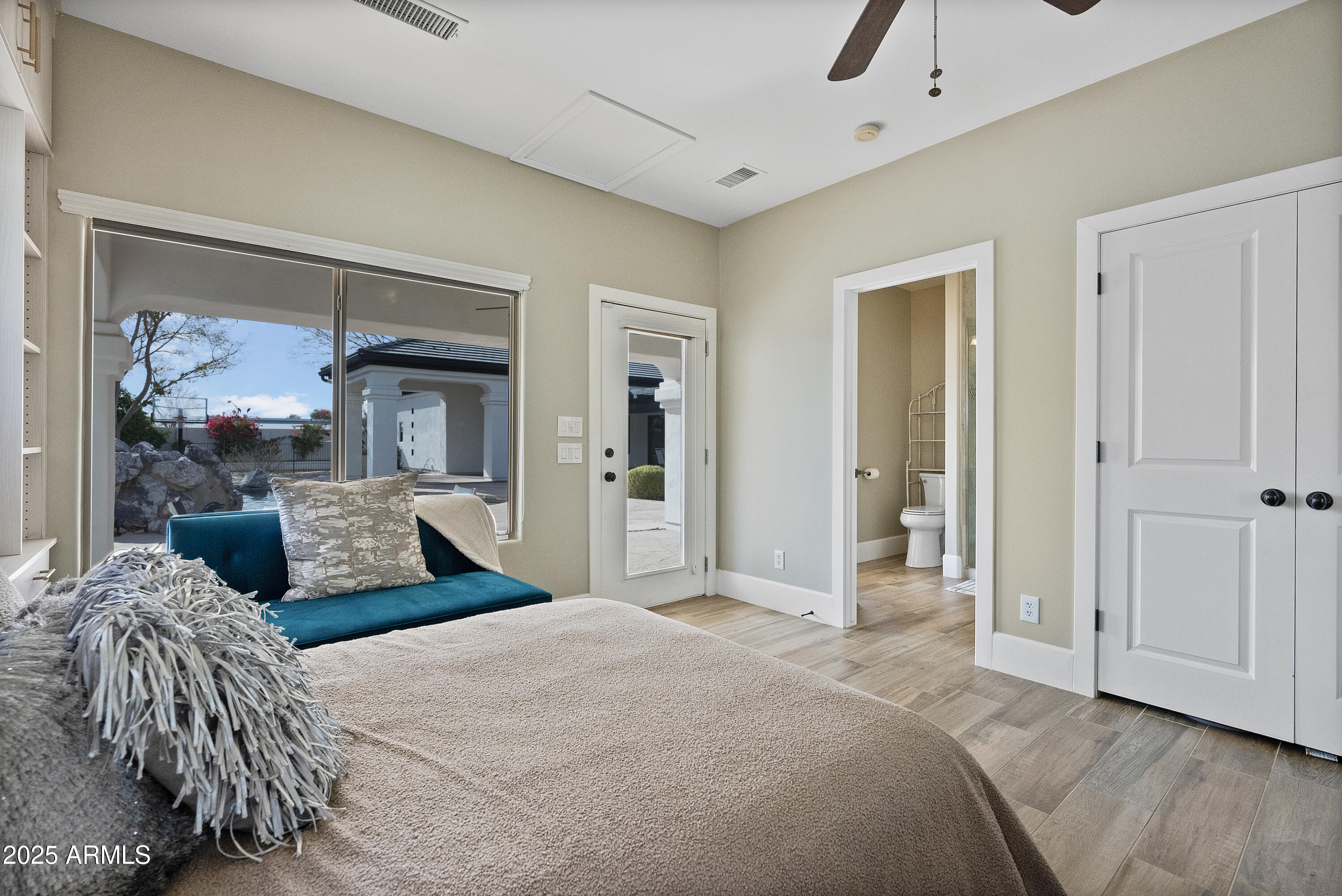 2543 E LINDA Lane