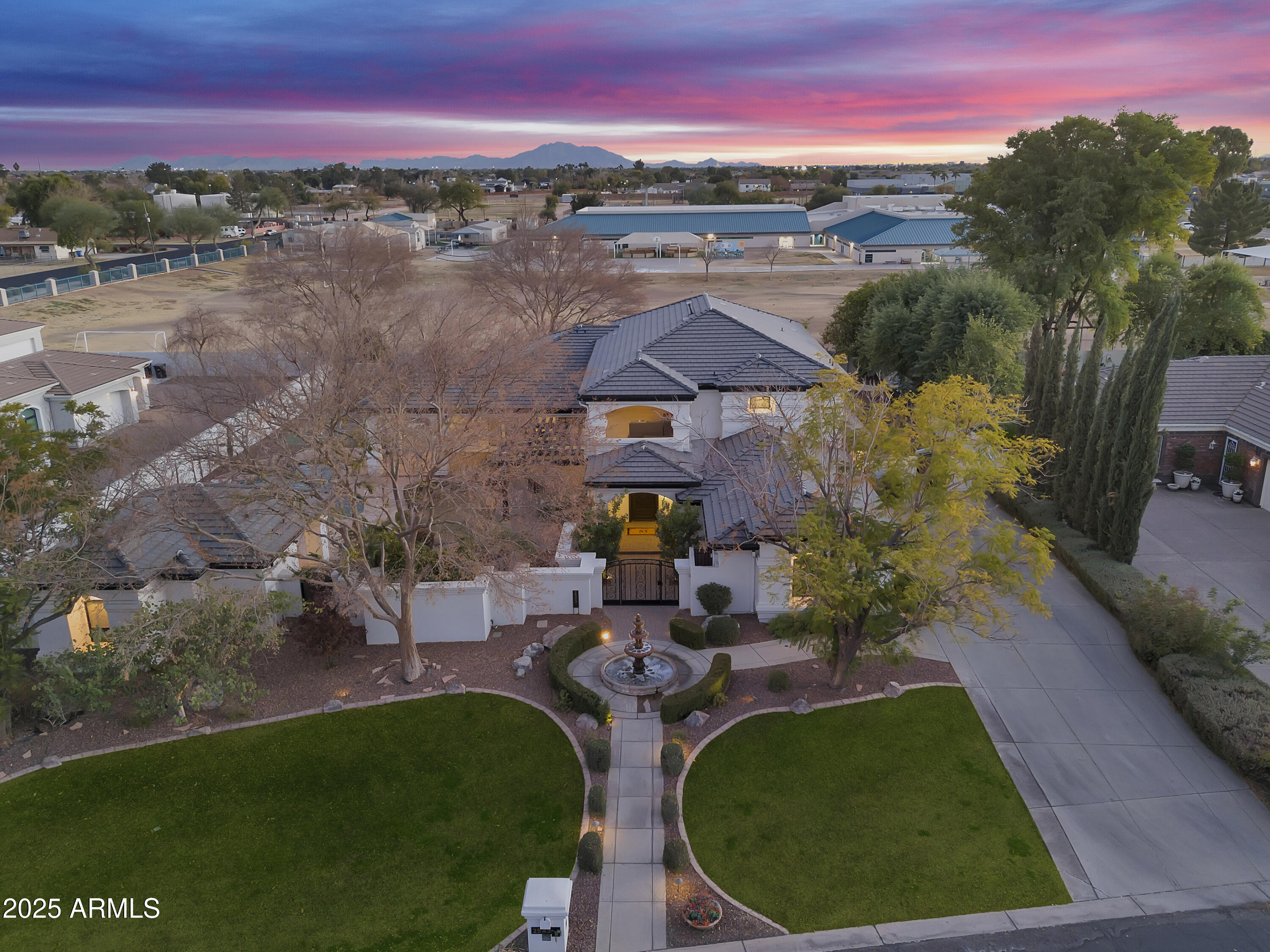 2543 E LINDA Lane