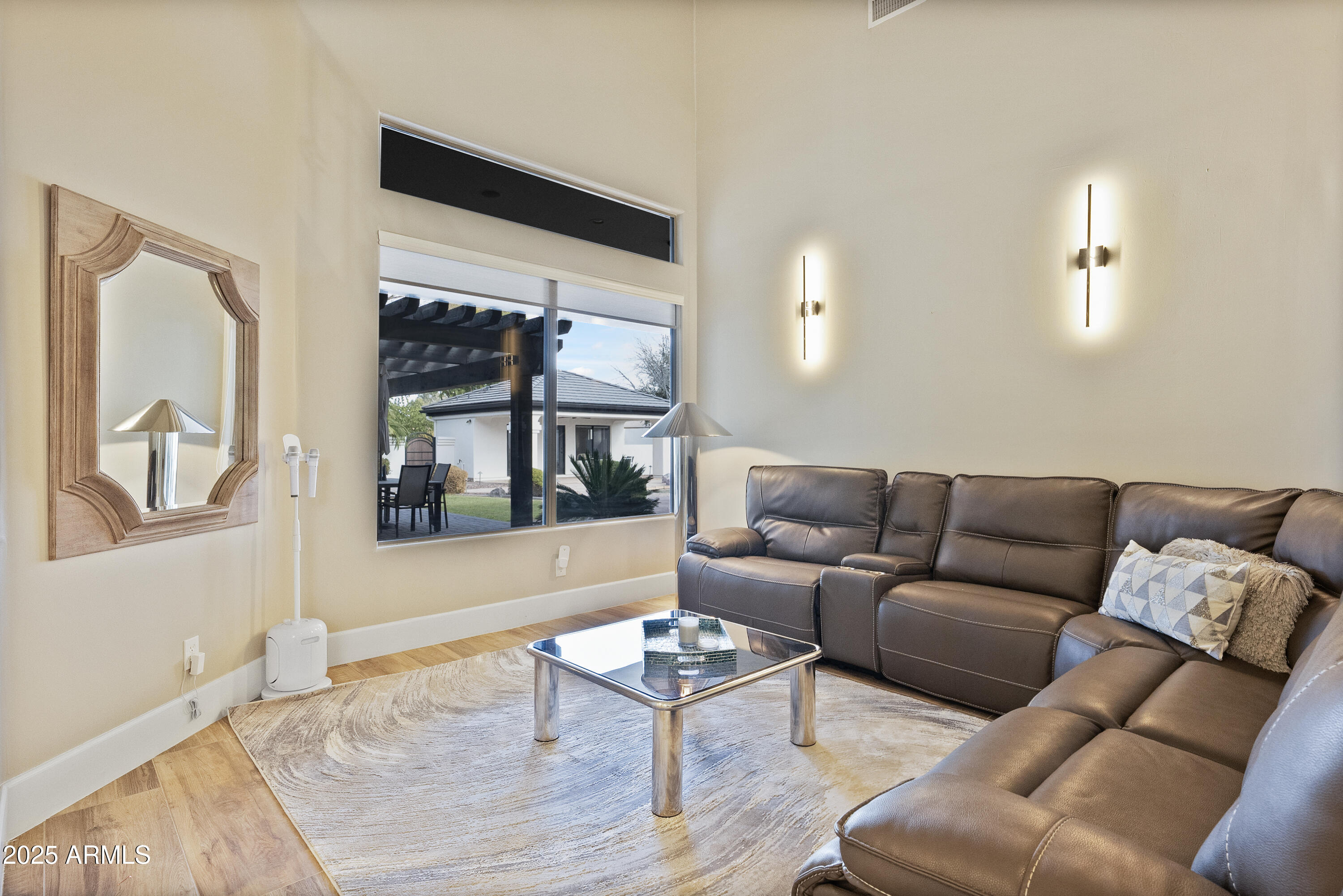 2543 E LINDA Lane