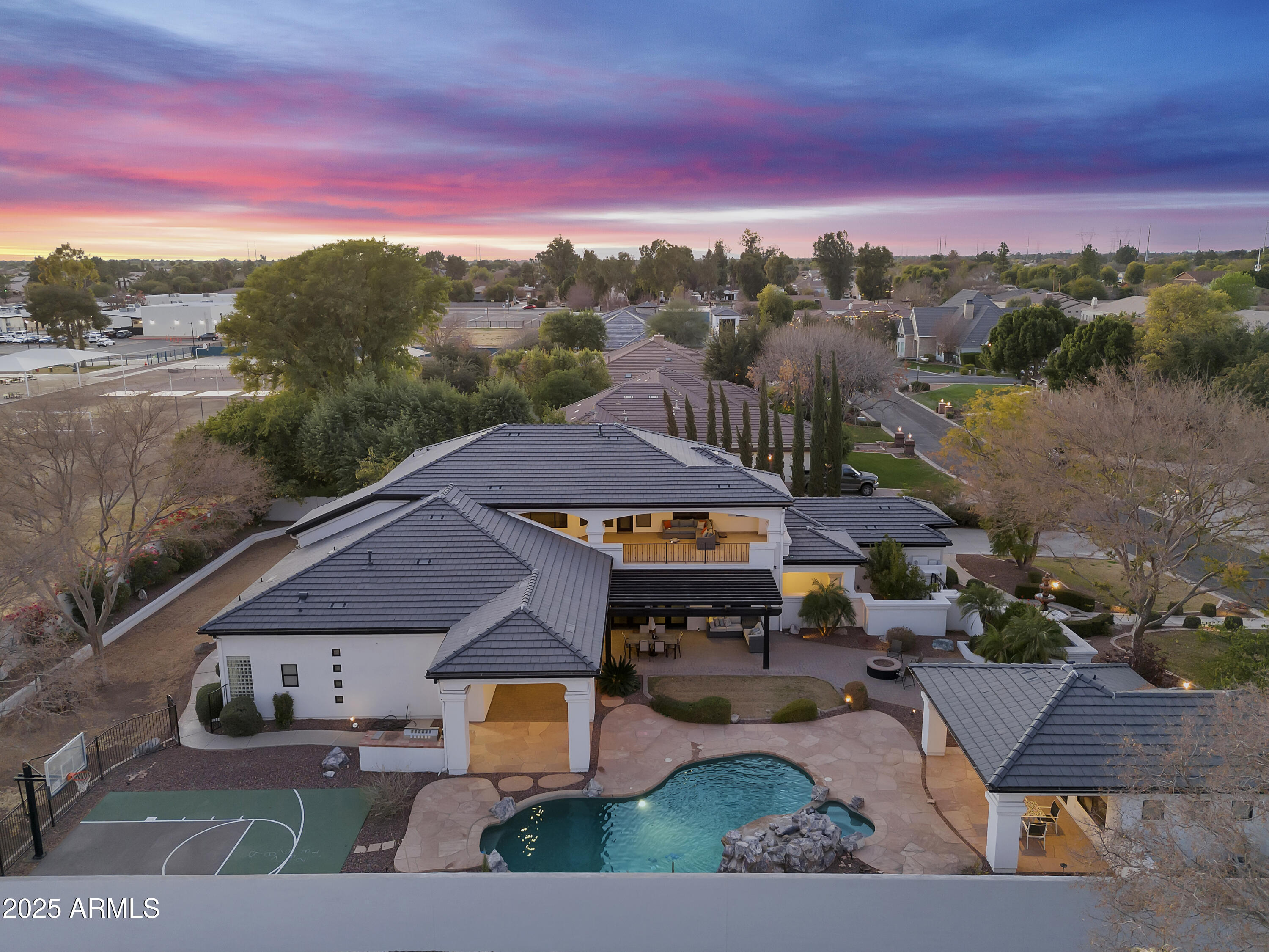 2543 E LINDA Lane