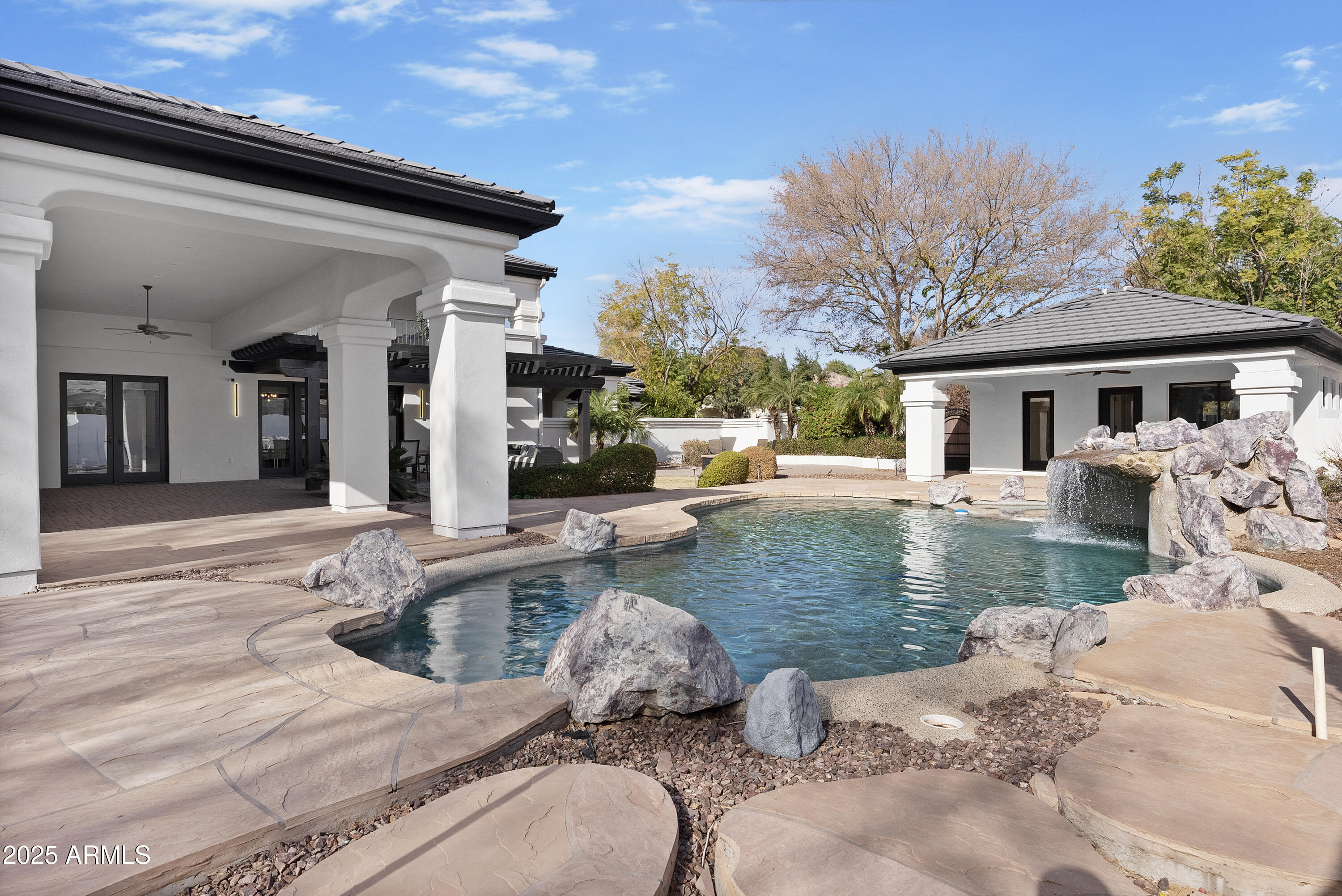 2543 E LINDA Lane