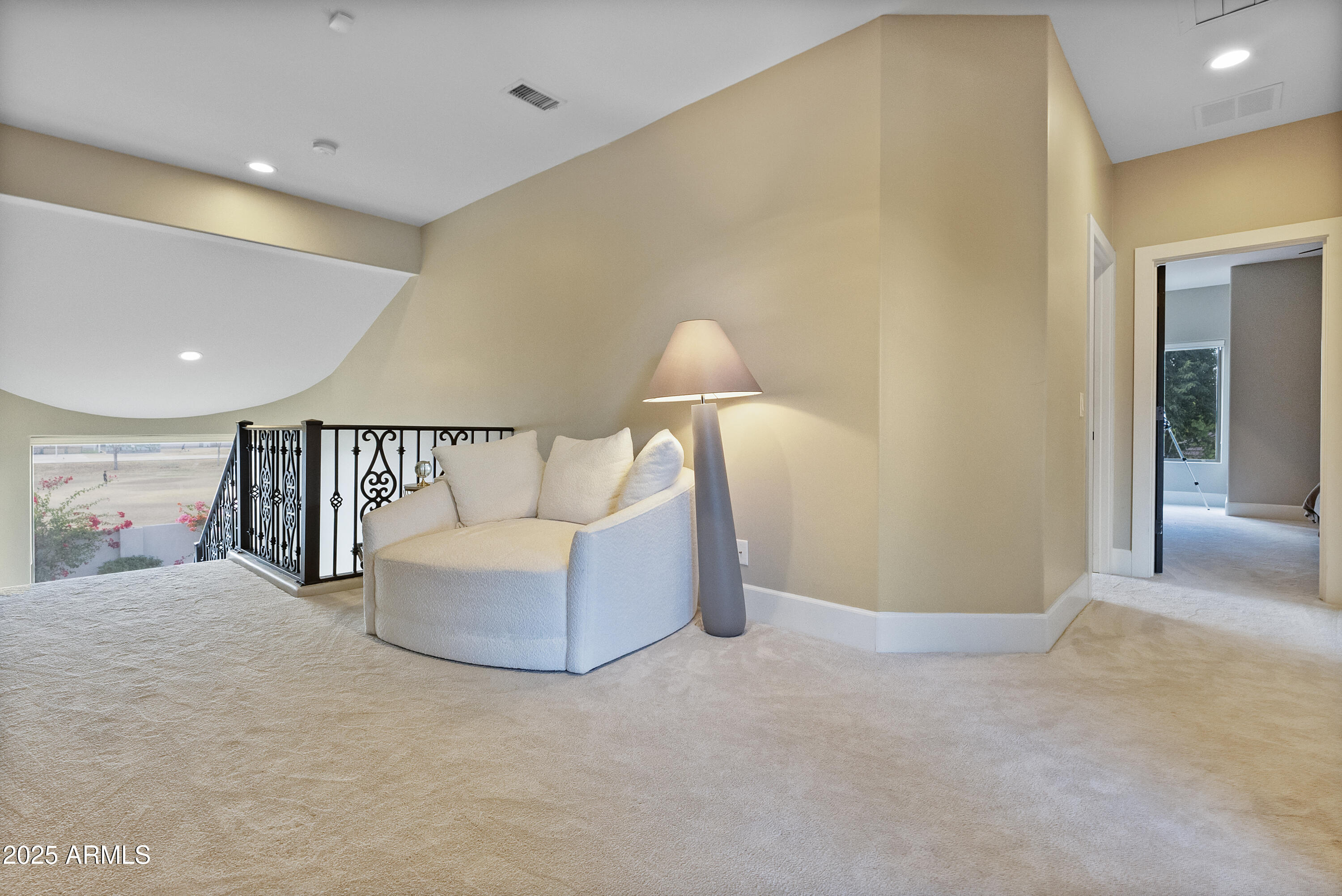 2543 E LINDA Lane