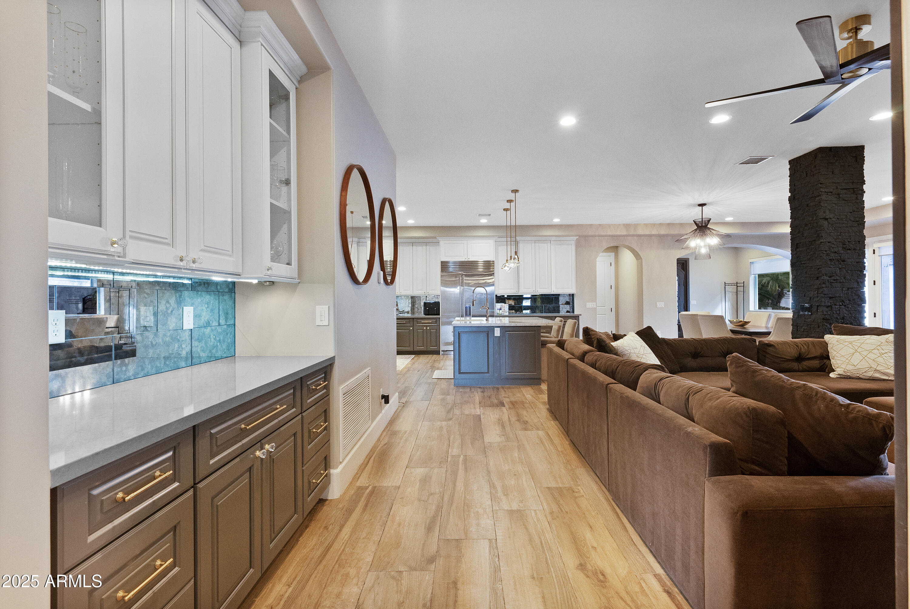 2543 E LINDA Lane