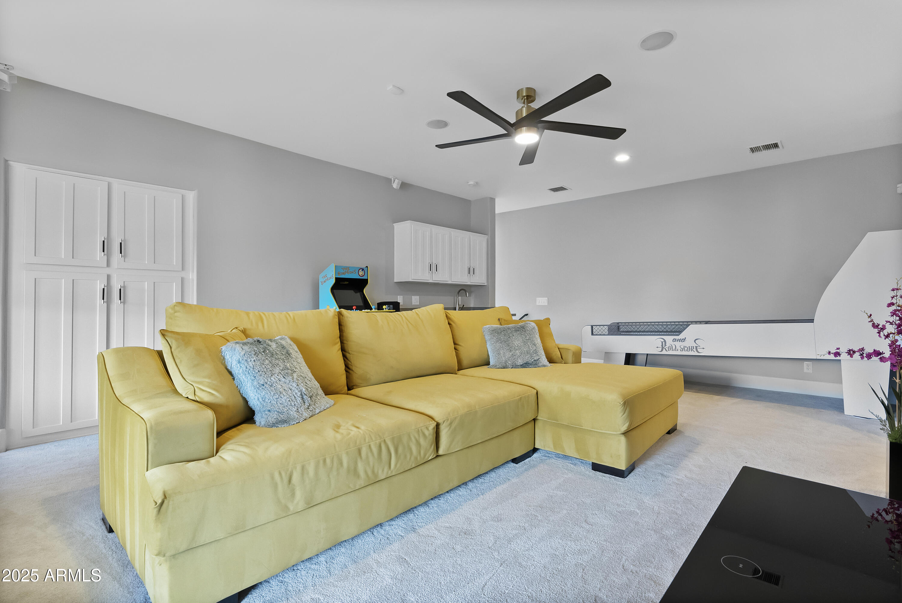 2543 E LINDA Lane