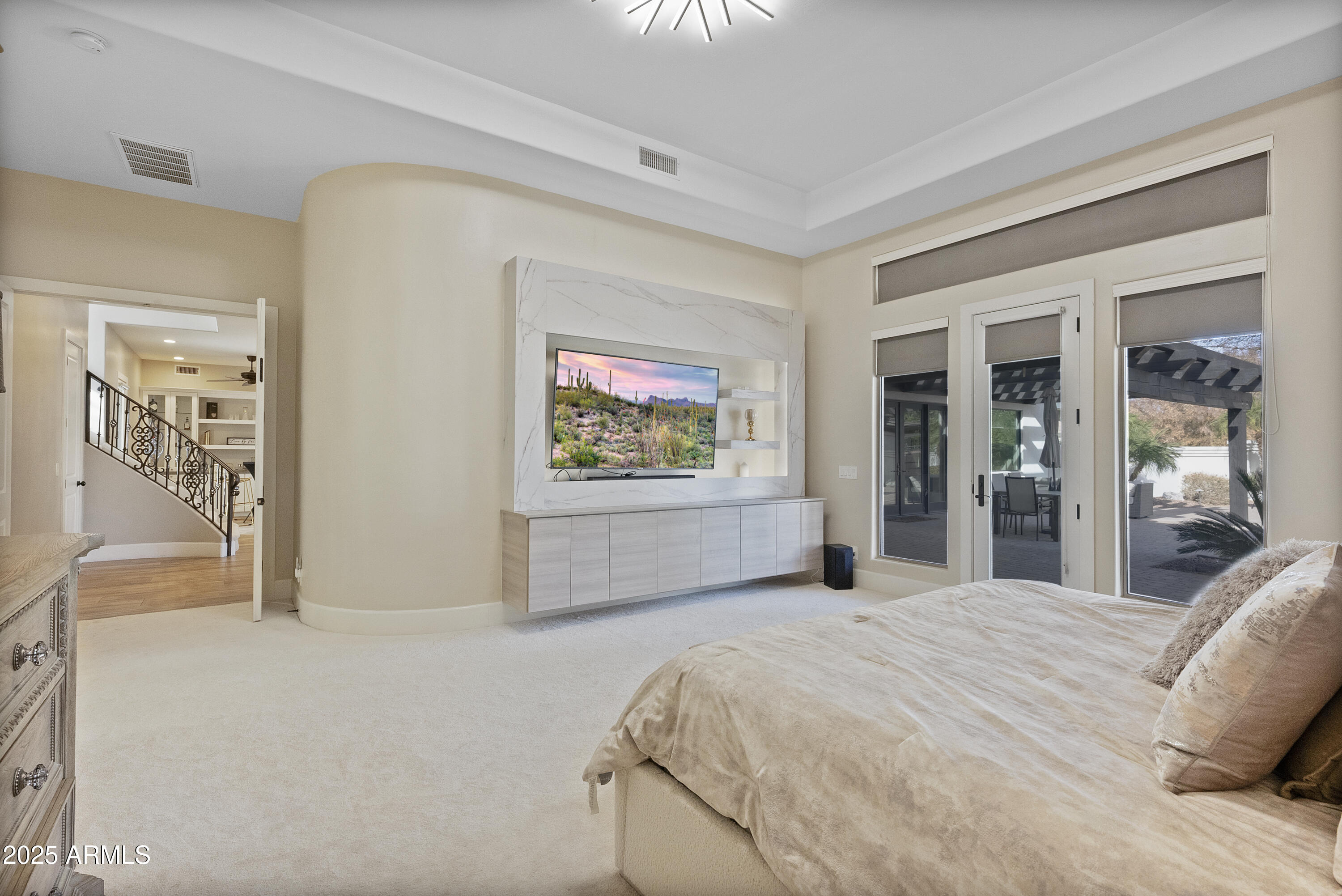 2543 E LINDA Lane