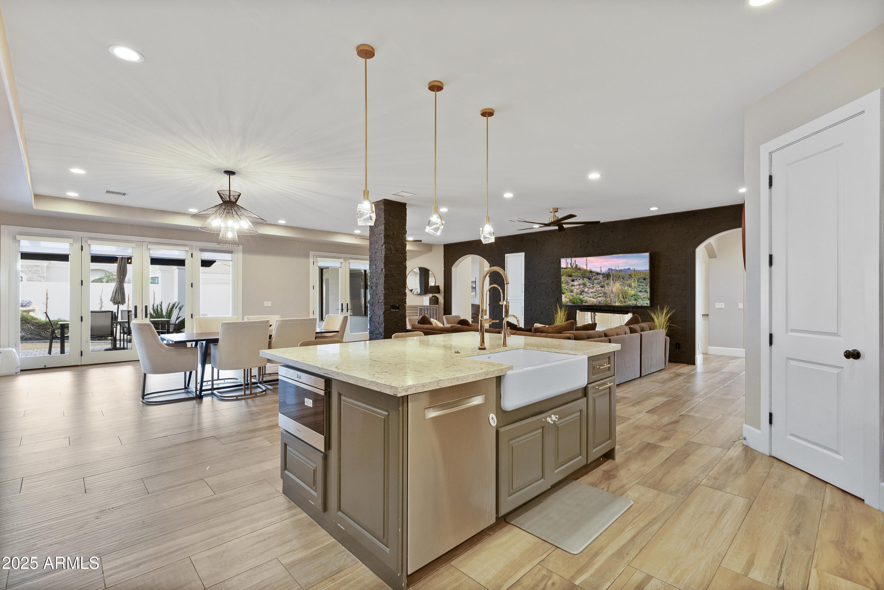 2543 E LINDA Lane