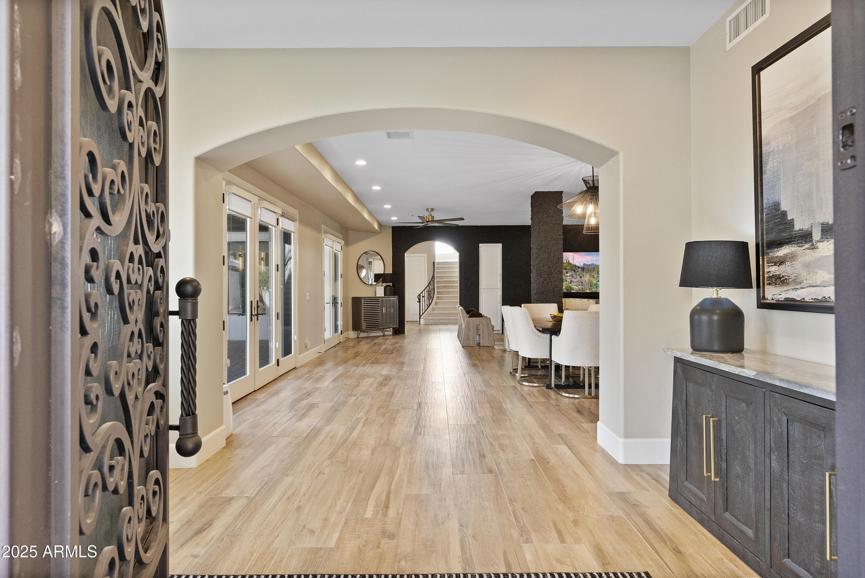 2543 E LINDA Lane
