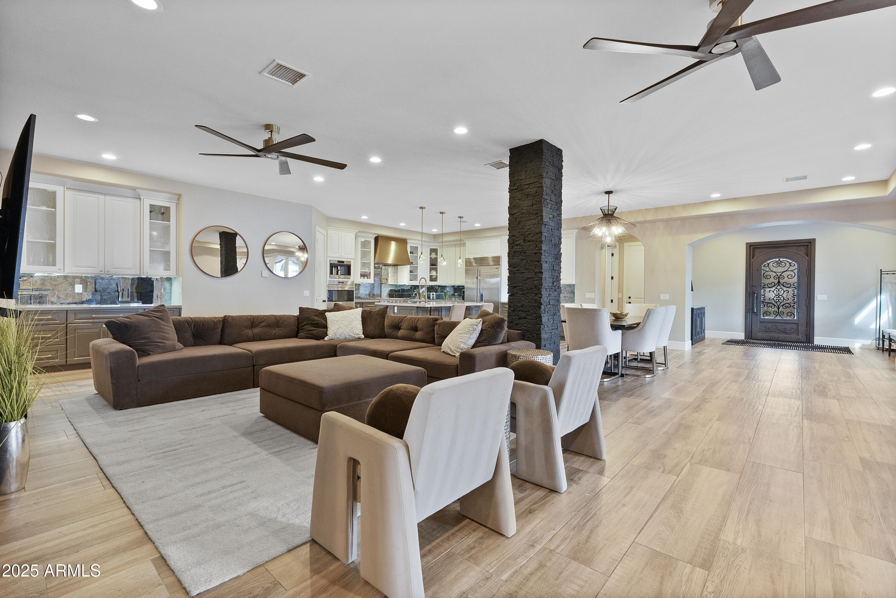 2543 E LINDA Lane