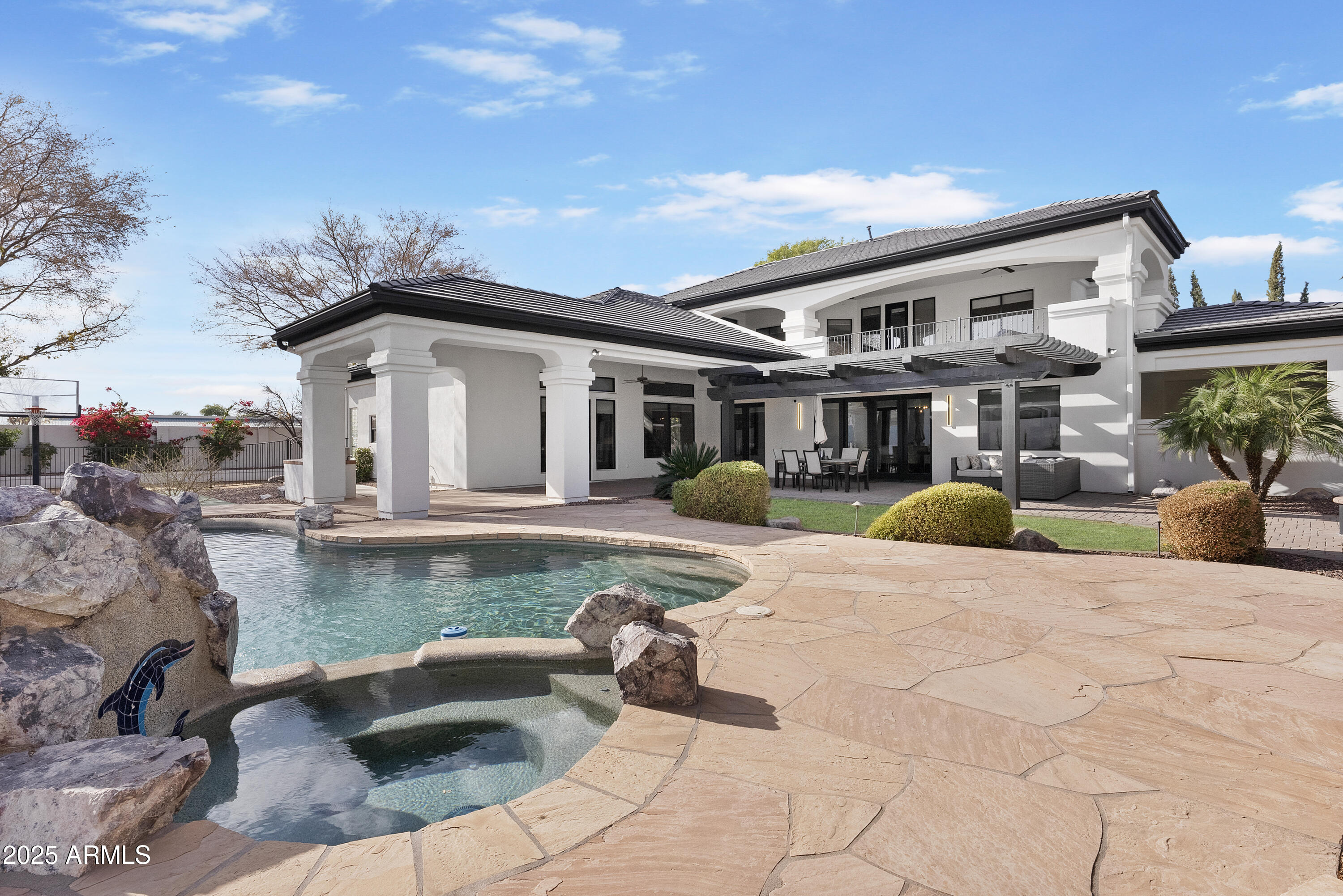 2543 E LINDA Lane