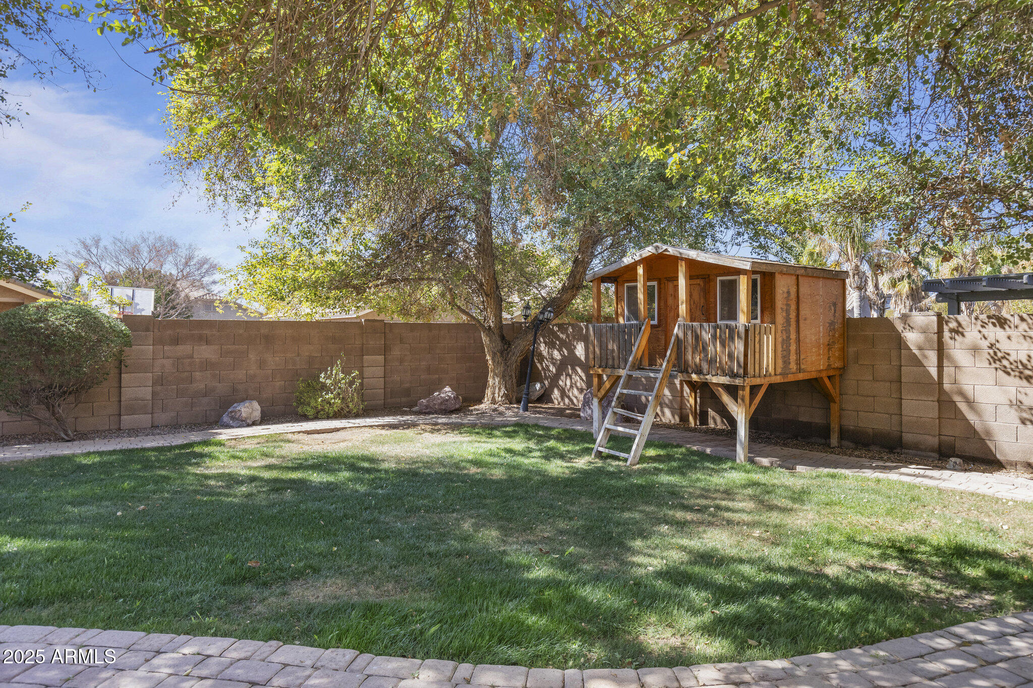1113 E DEVON Drive