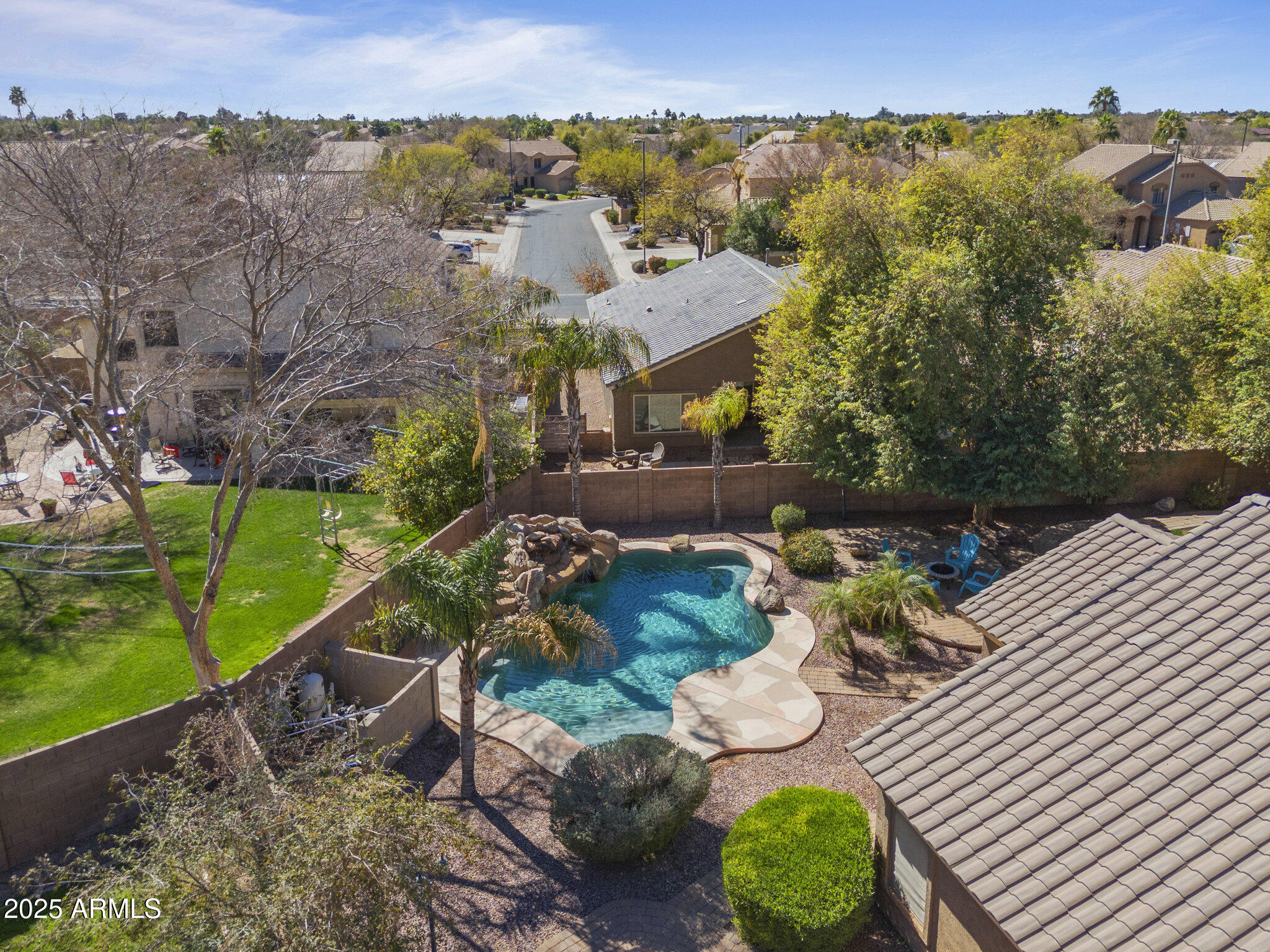 1113 E DEVON Drive