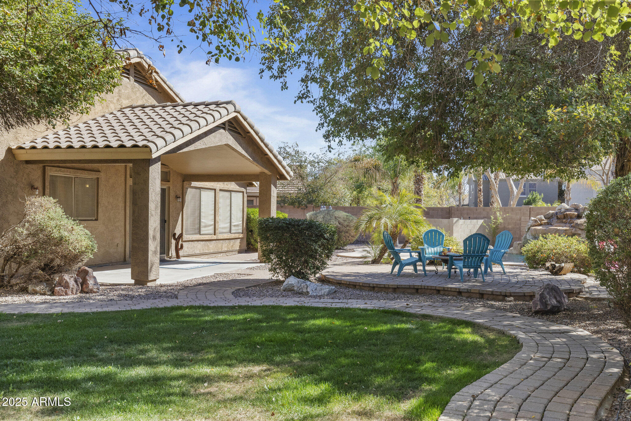 1113 E DEVON Drive