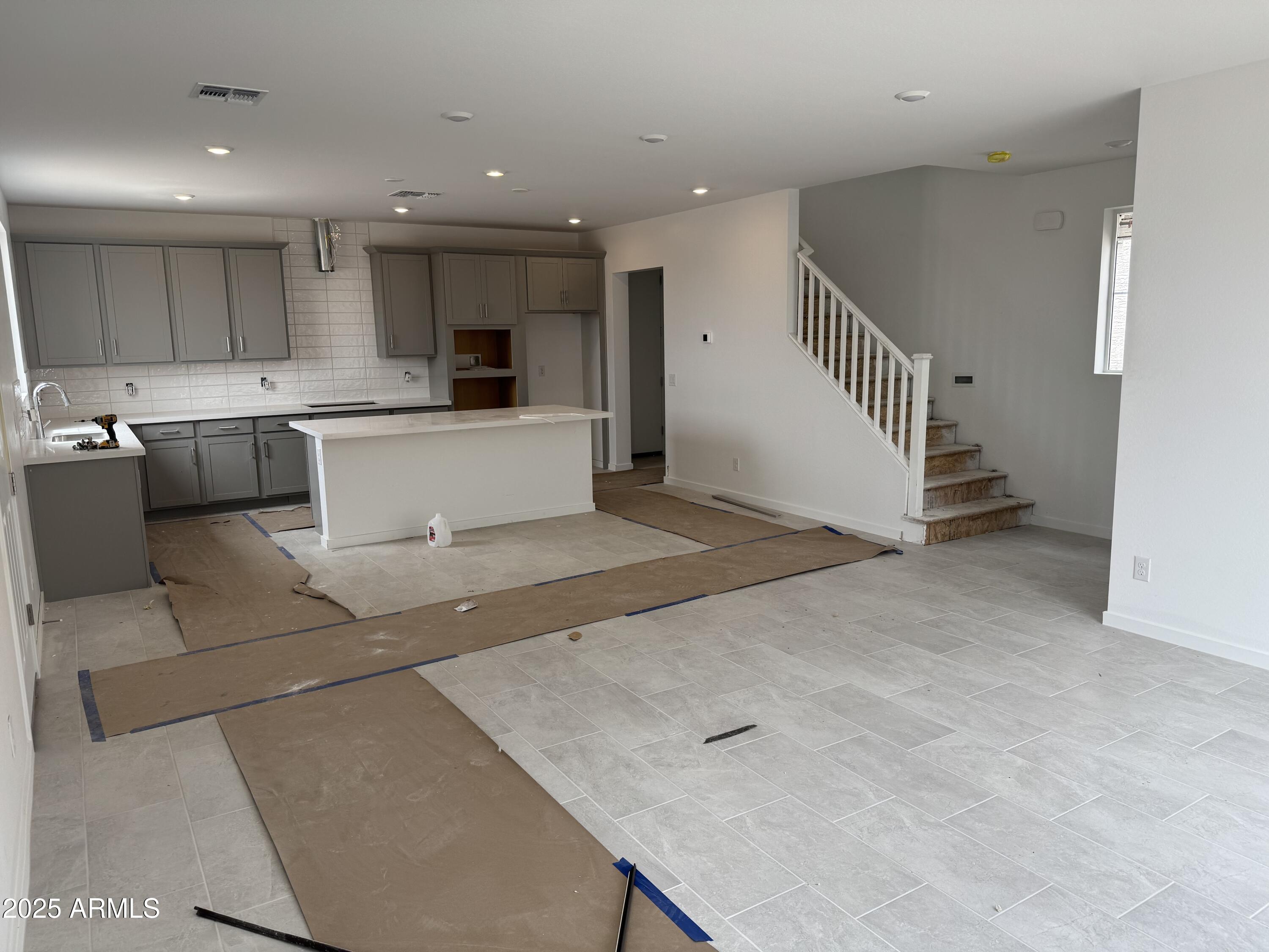 2461 W ROWEL Road